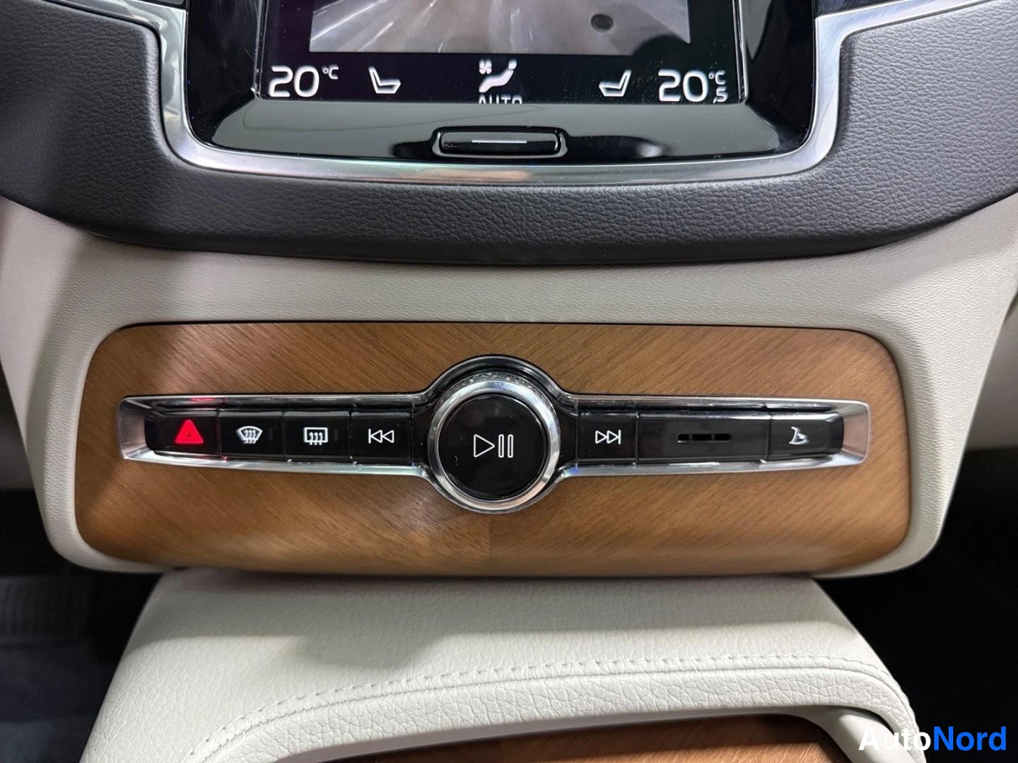 Valkoinen Volvo XC90 2022, kuva 25