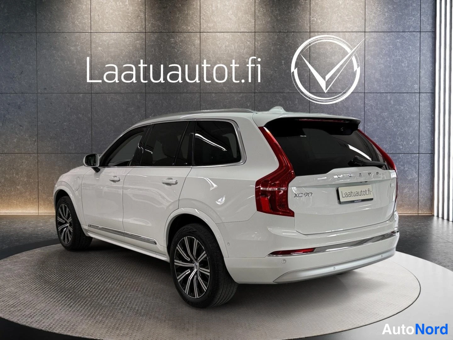 Valkoinen Volvo XC90 2022, takaviisto, kuva 6