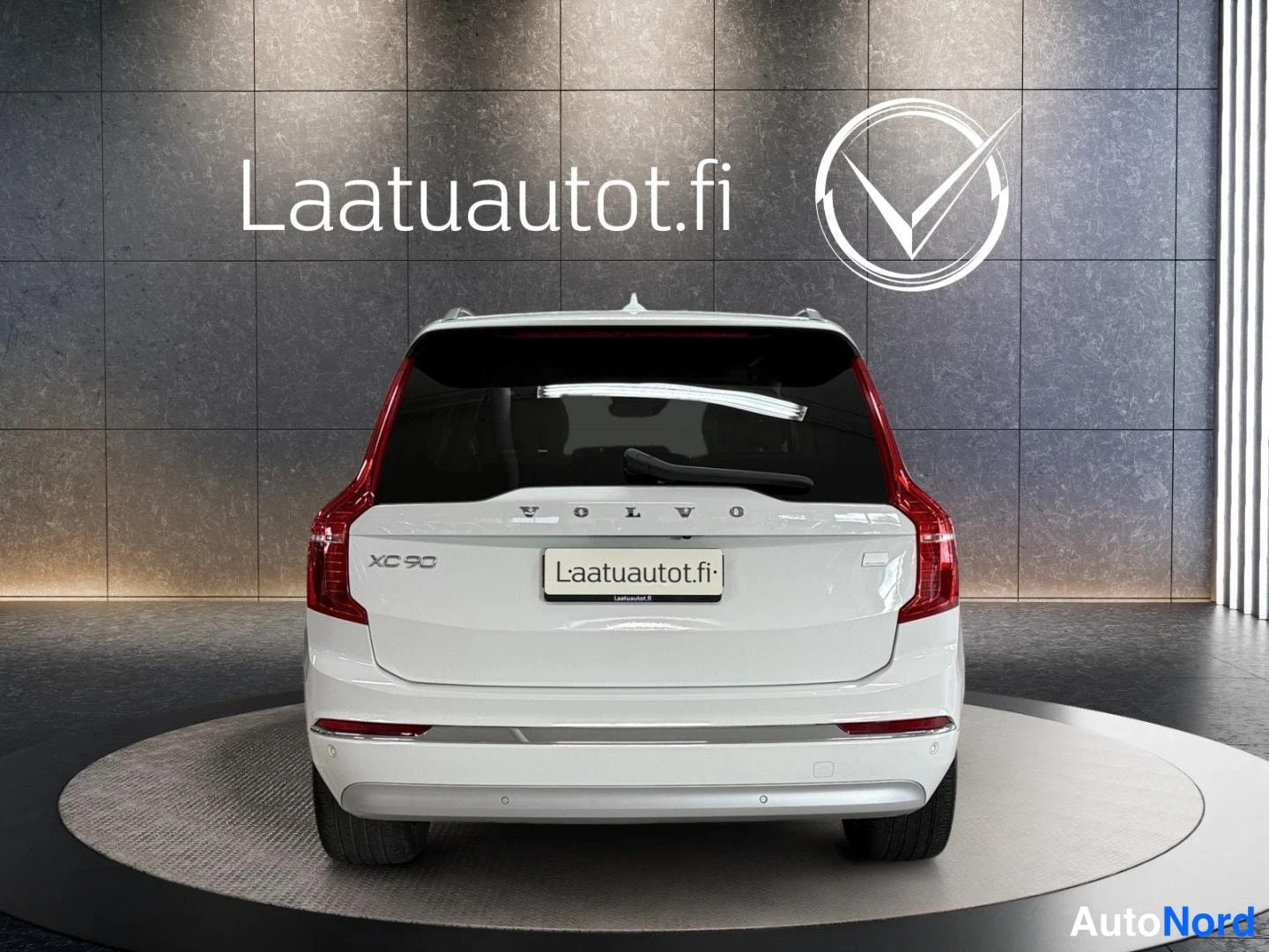 Valkoinen Volvo XC90 2022, takaa, kuva 8