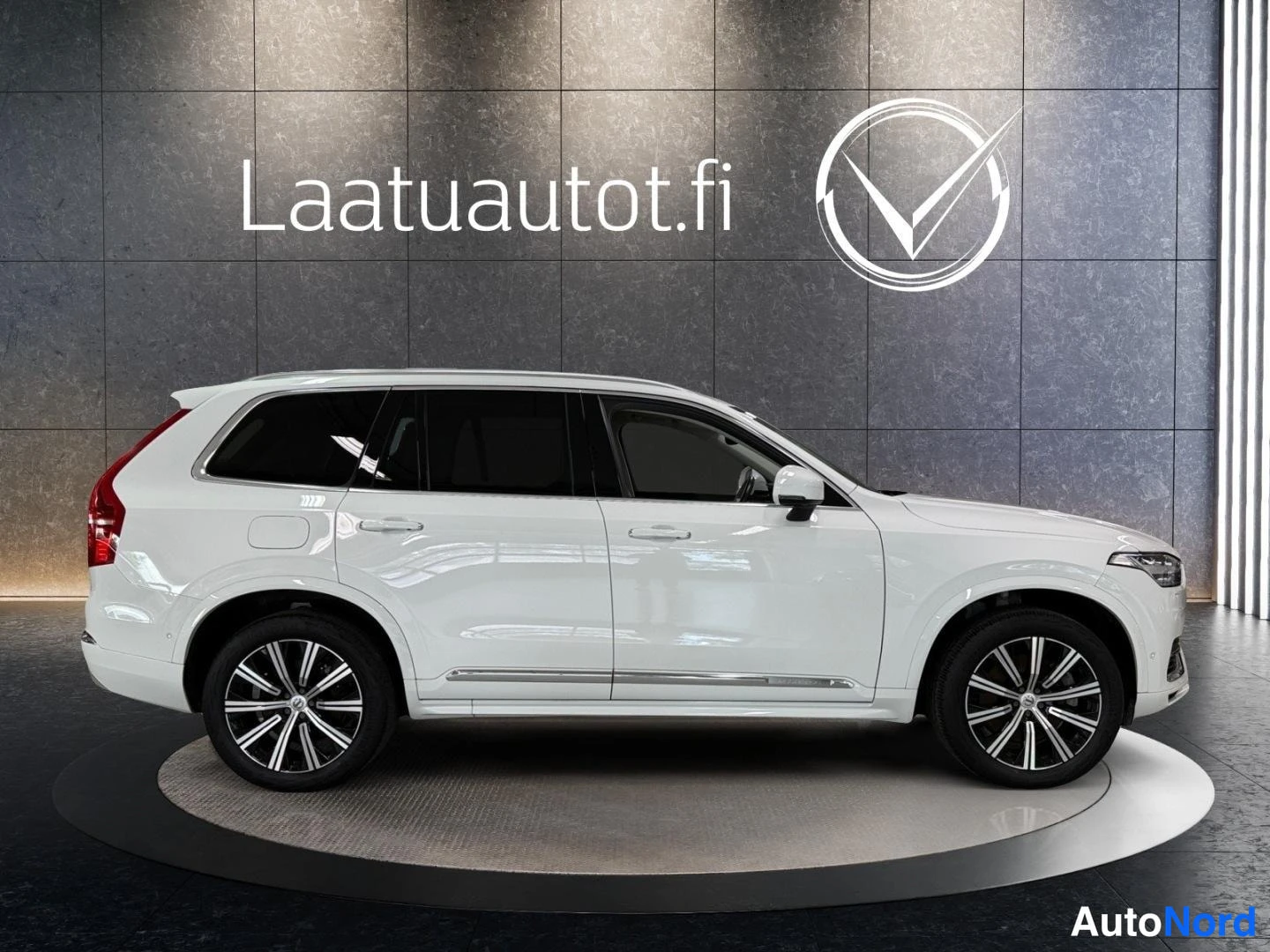 Valkoinen Volvo XC90 2022, etuviisto, keula oikealle, kuva 3
