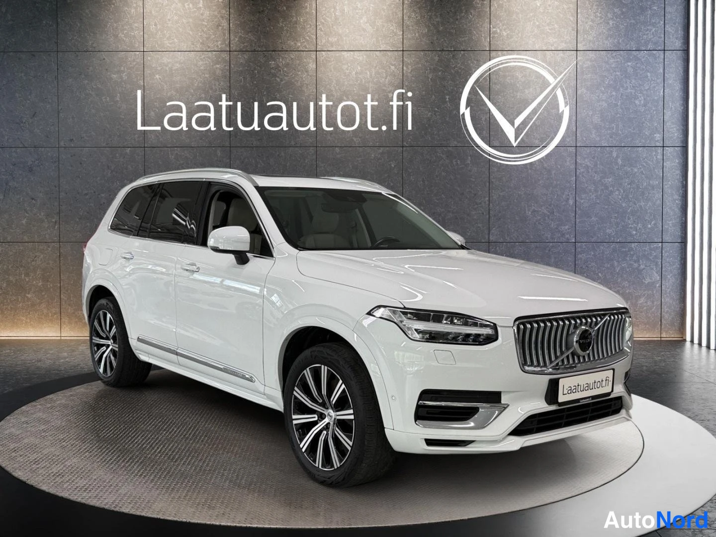 Valkoinen Volvo XC90 2022, etuviisto, keula oikealle, kuva 4