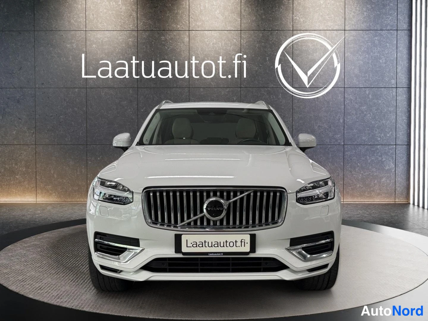 Valkoinen Volvo XC90 2022, edestä, kuva 5