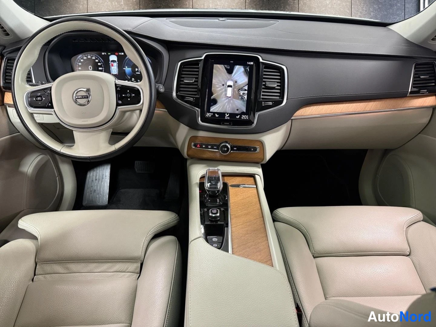 Valkoinen Volvo XC90 2022, kuva 11