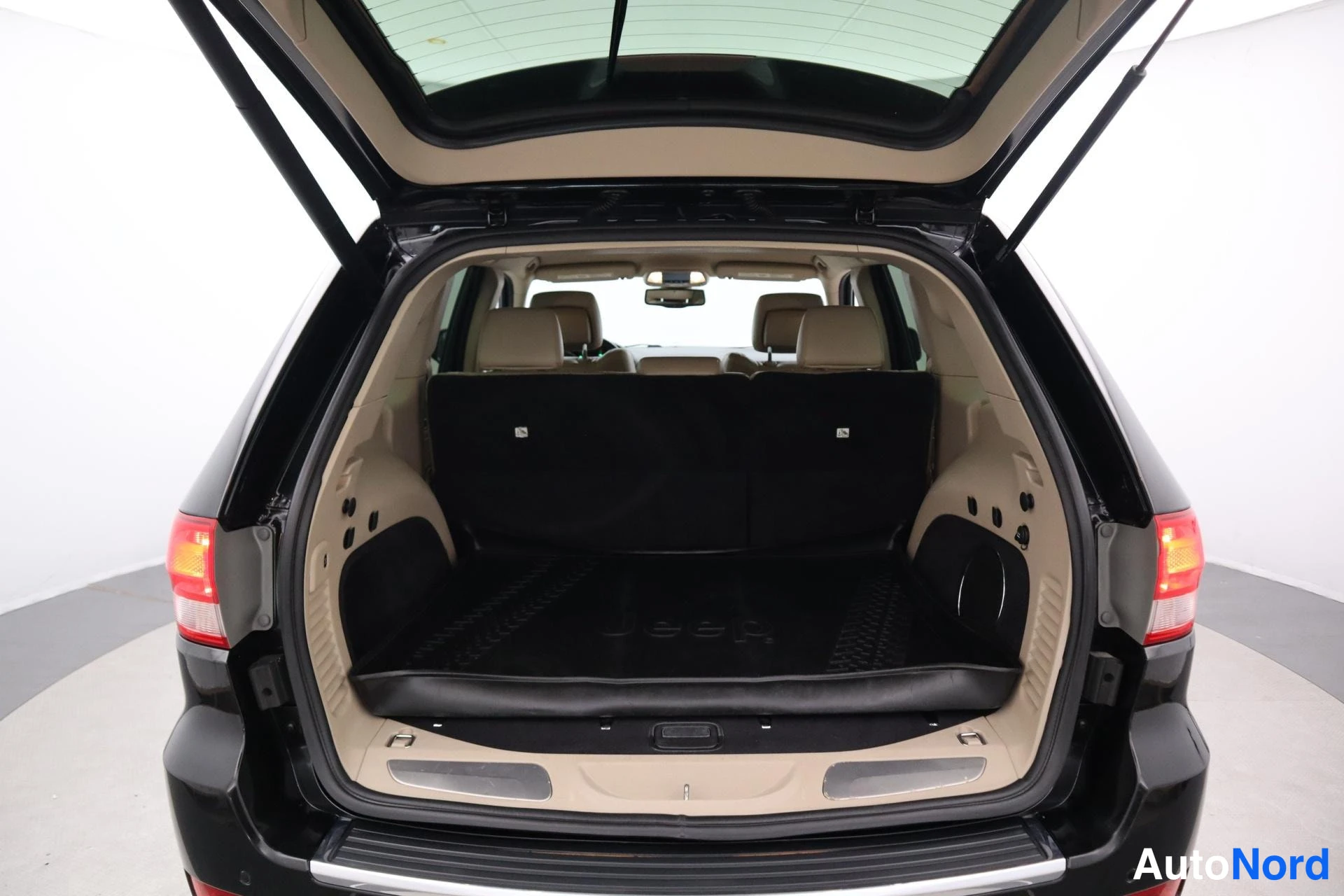 Musta Jeep Grand Cherokee 2012, takaa, kuva 7