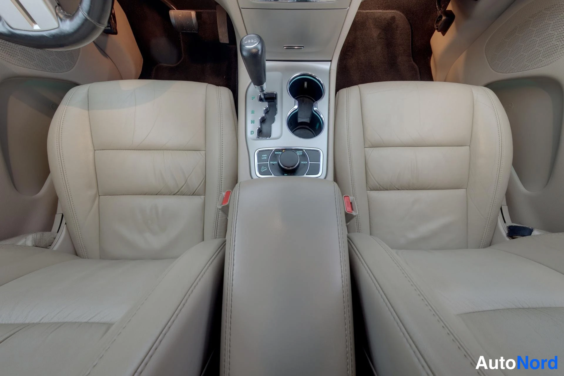 Musta Jeep Grand Cherokee 2012, kuva 13