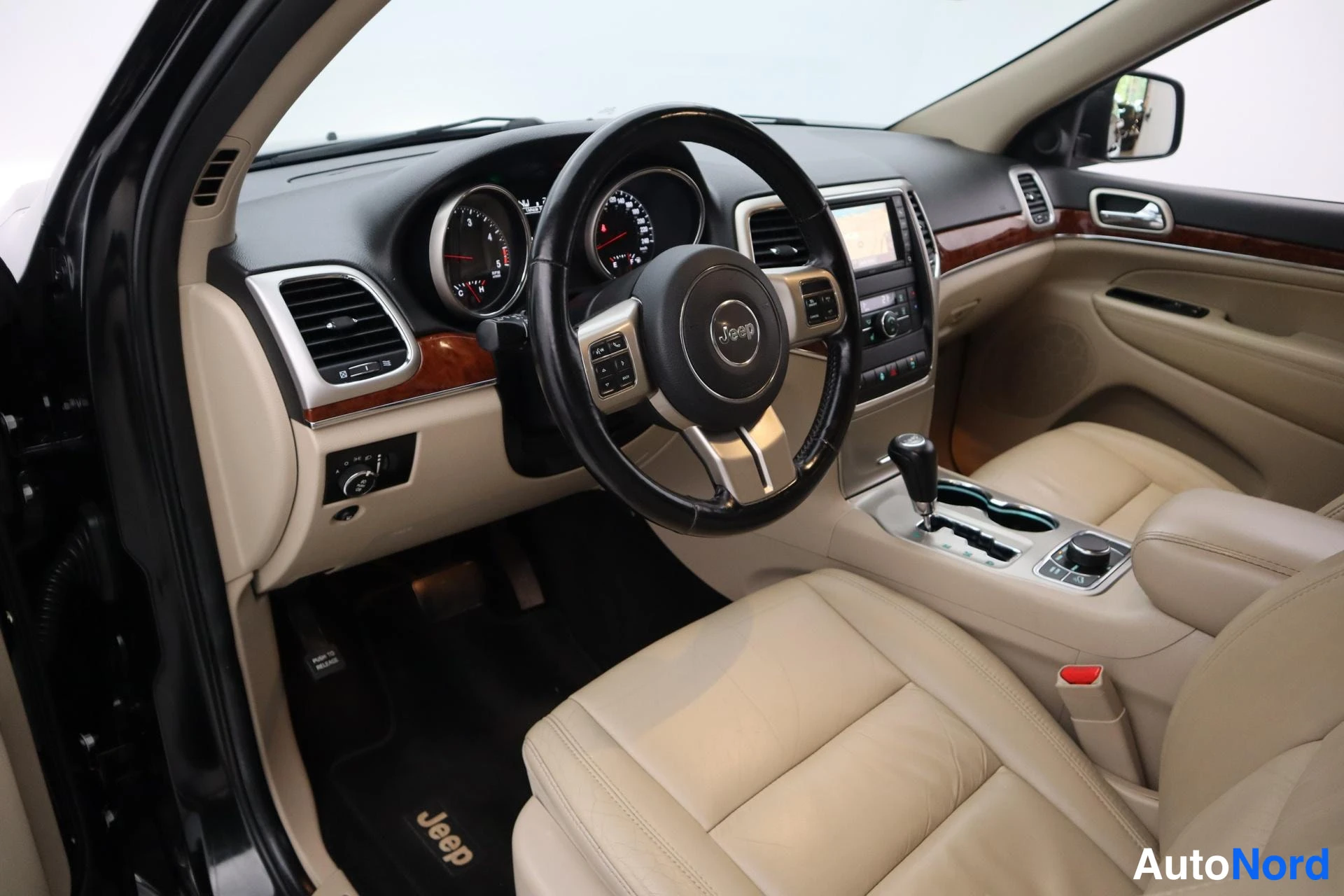 Musta Jeep Grand Cherokee 2012, kuva 14