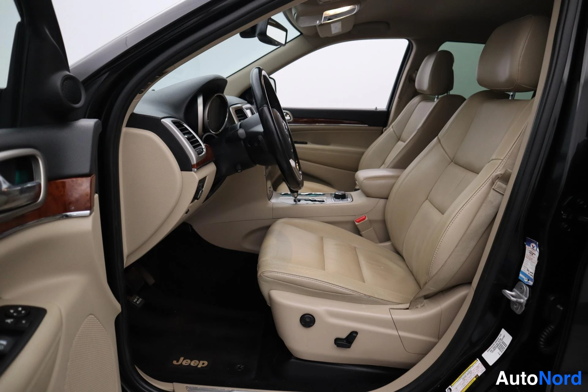 Musta Jeep Grand Cherokee 2012, kuva 15
