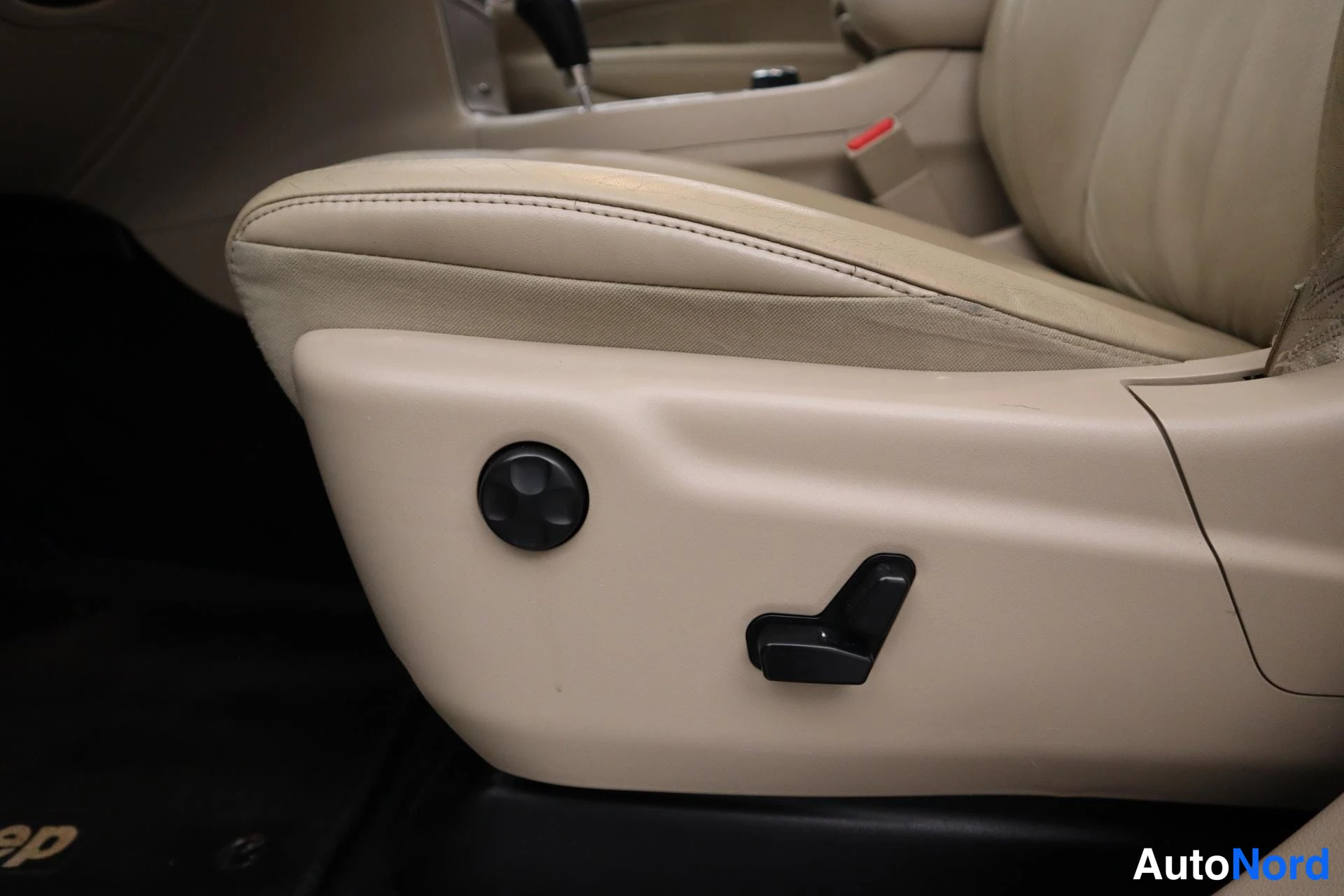 Musta Jeep Grand Cherokee 2012, kuva 16