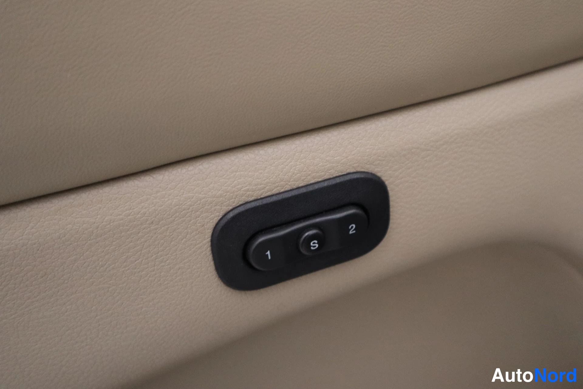 Musta Jeep Grand Cherokee 2012, kuva 17