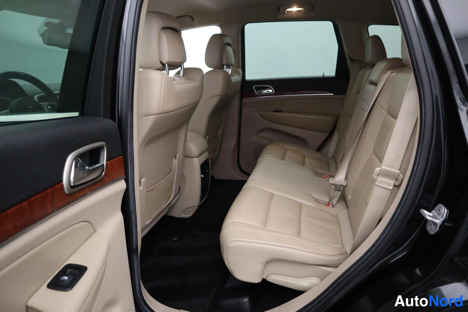 Musta Jeep Grand Cherokee 2012, kuva 18