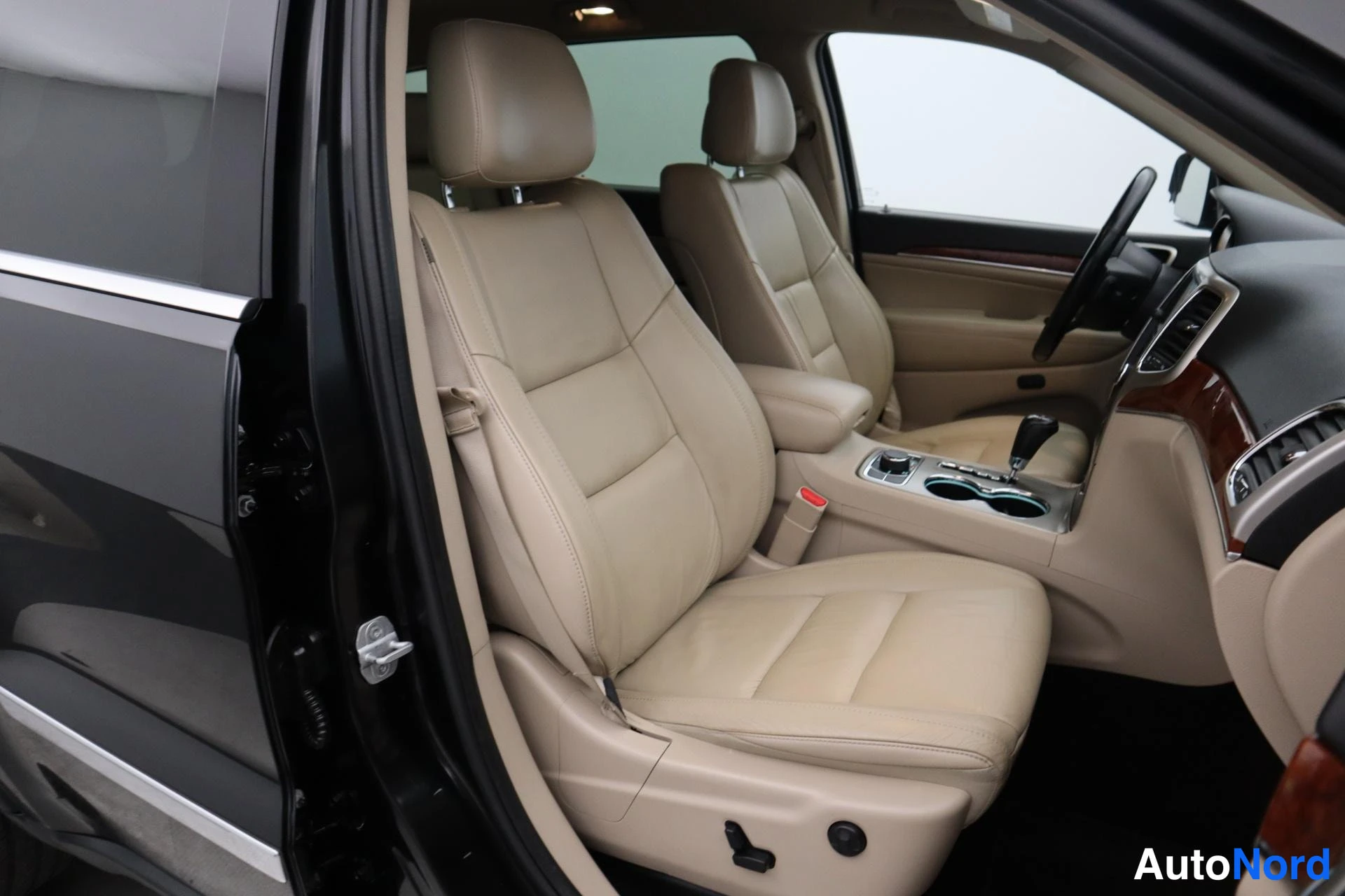 Musta Jeep Grand Cherokee 2012, kuva 19