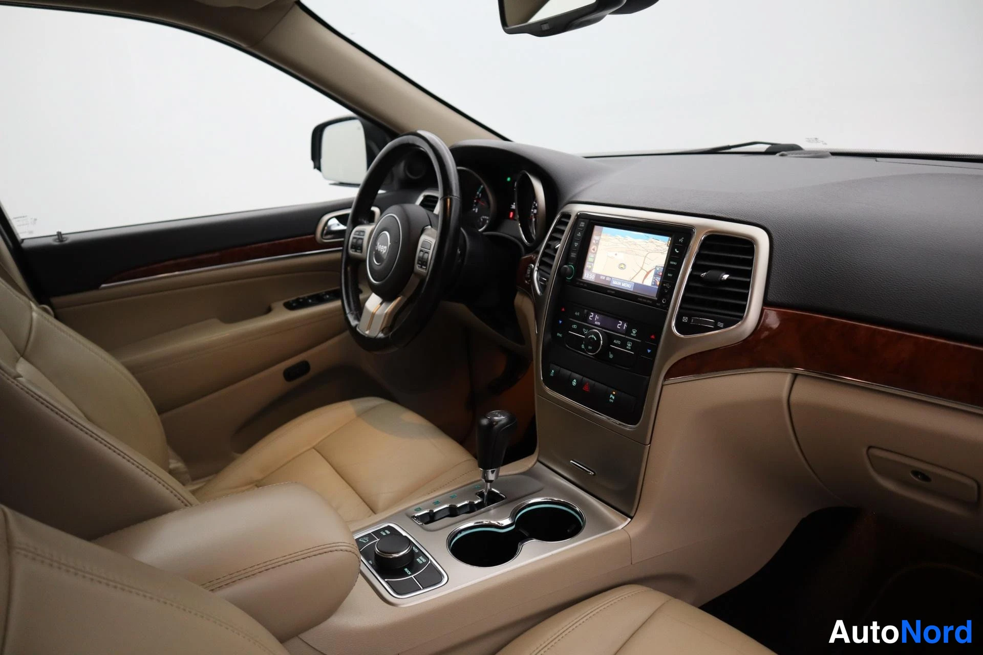 Musta Jeep Grand Cherokee 2012, kuva 20