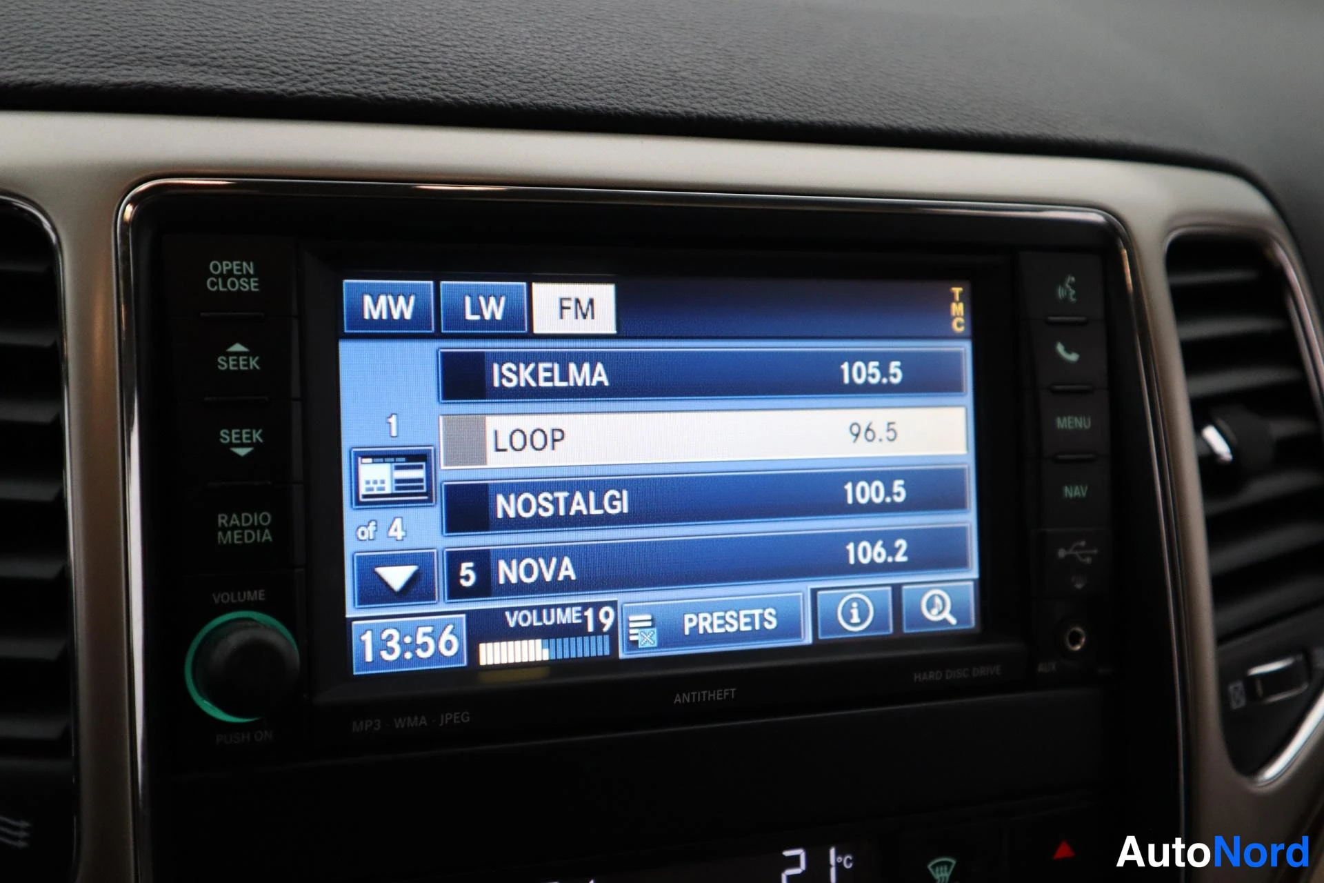 Musta Jeep Grand Cherokee 2012, kuva 24