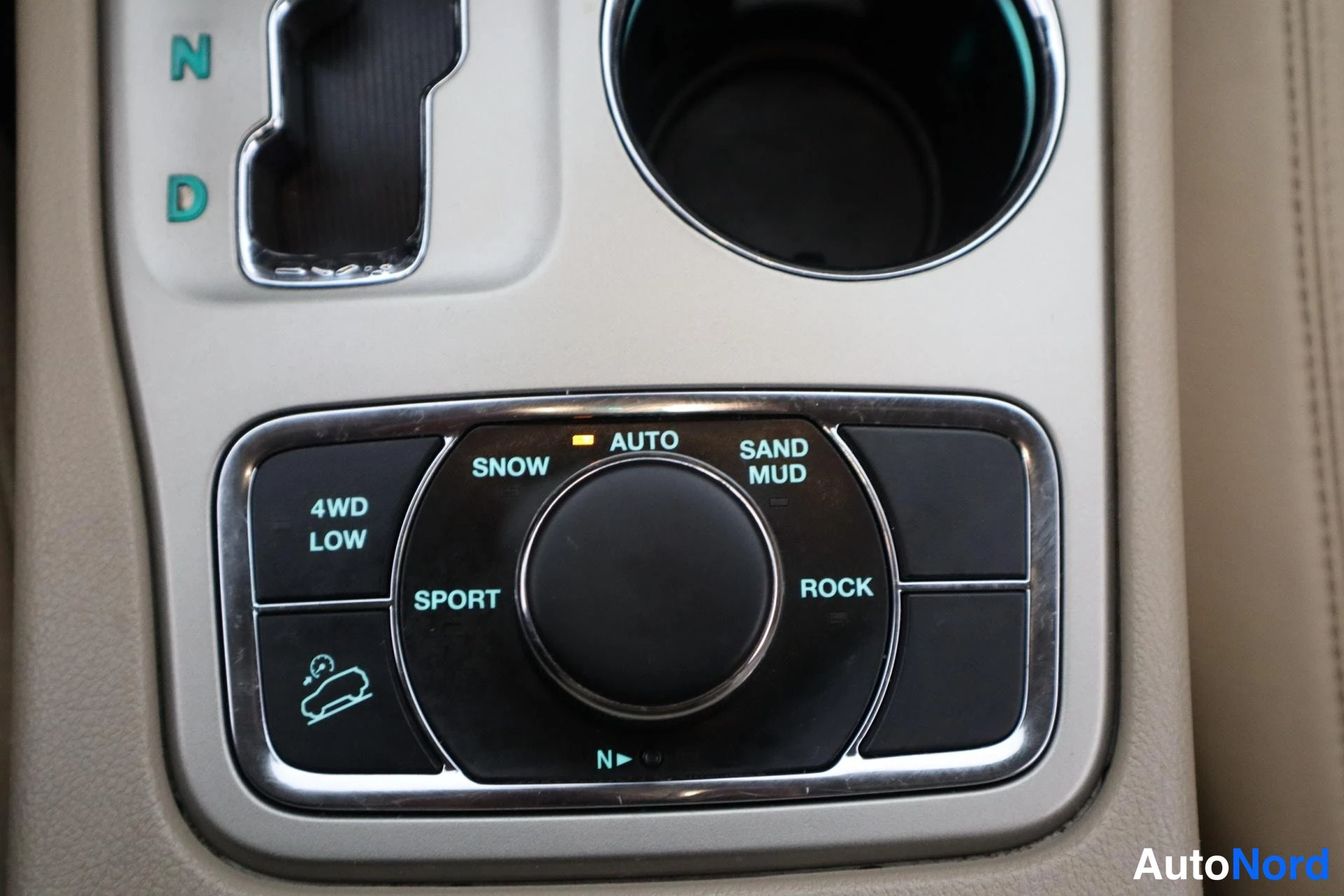 Musta Jeep Grand Cherokee 2012, kuva 27