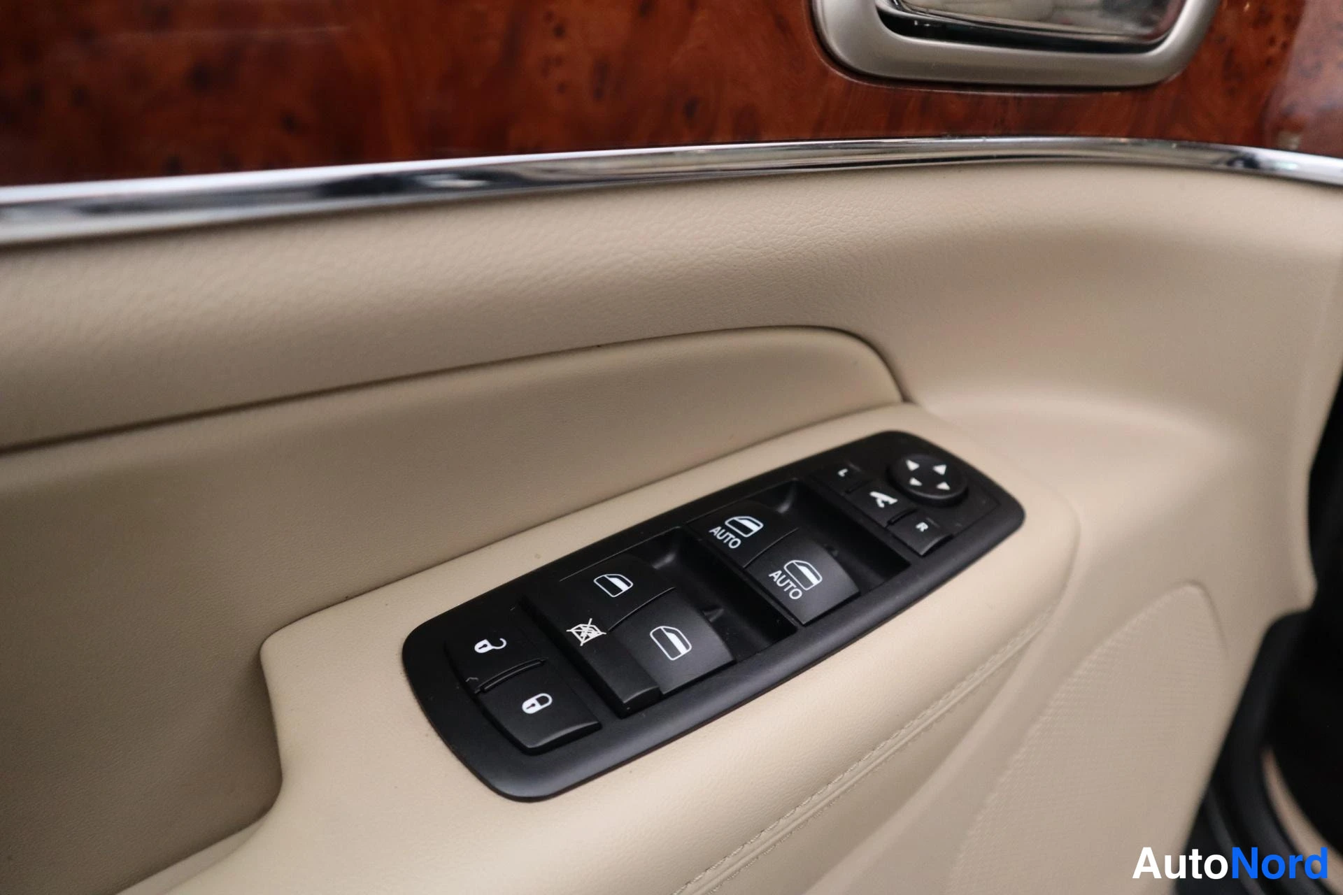 Musta Jeep Grand Cherokee 2012, kuva 32