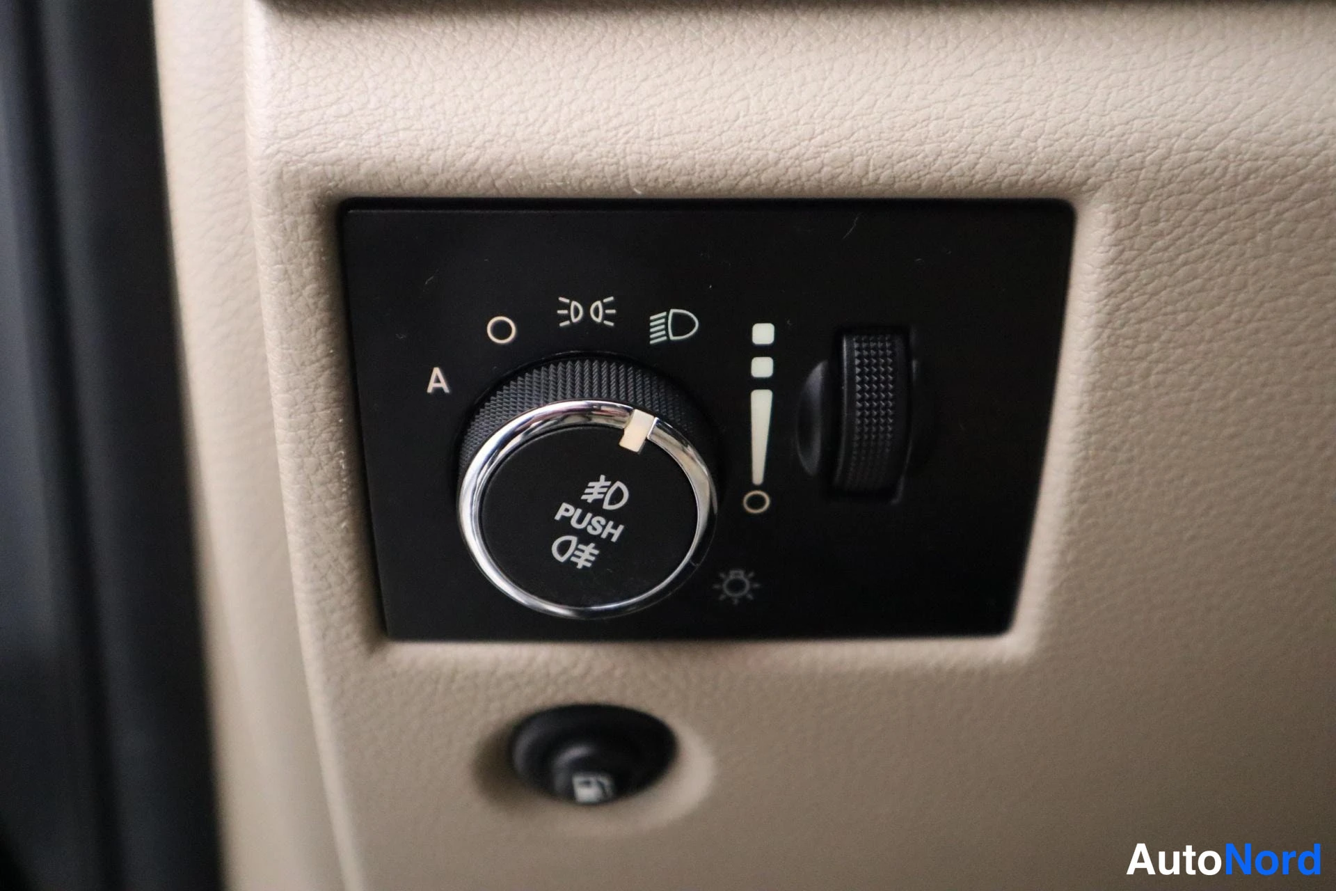 Musta Jeep Grand Cherokee 2012, kuva 33