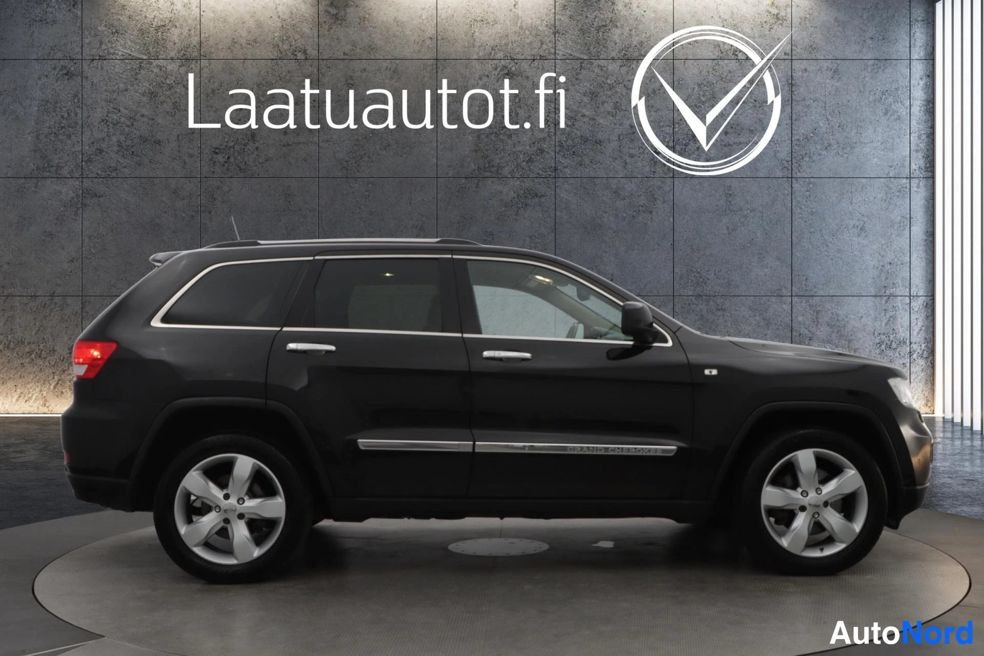 Musta Jeep Grand Cherokee 2012, sivulta, kuva 3