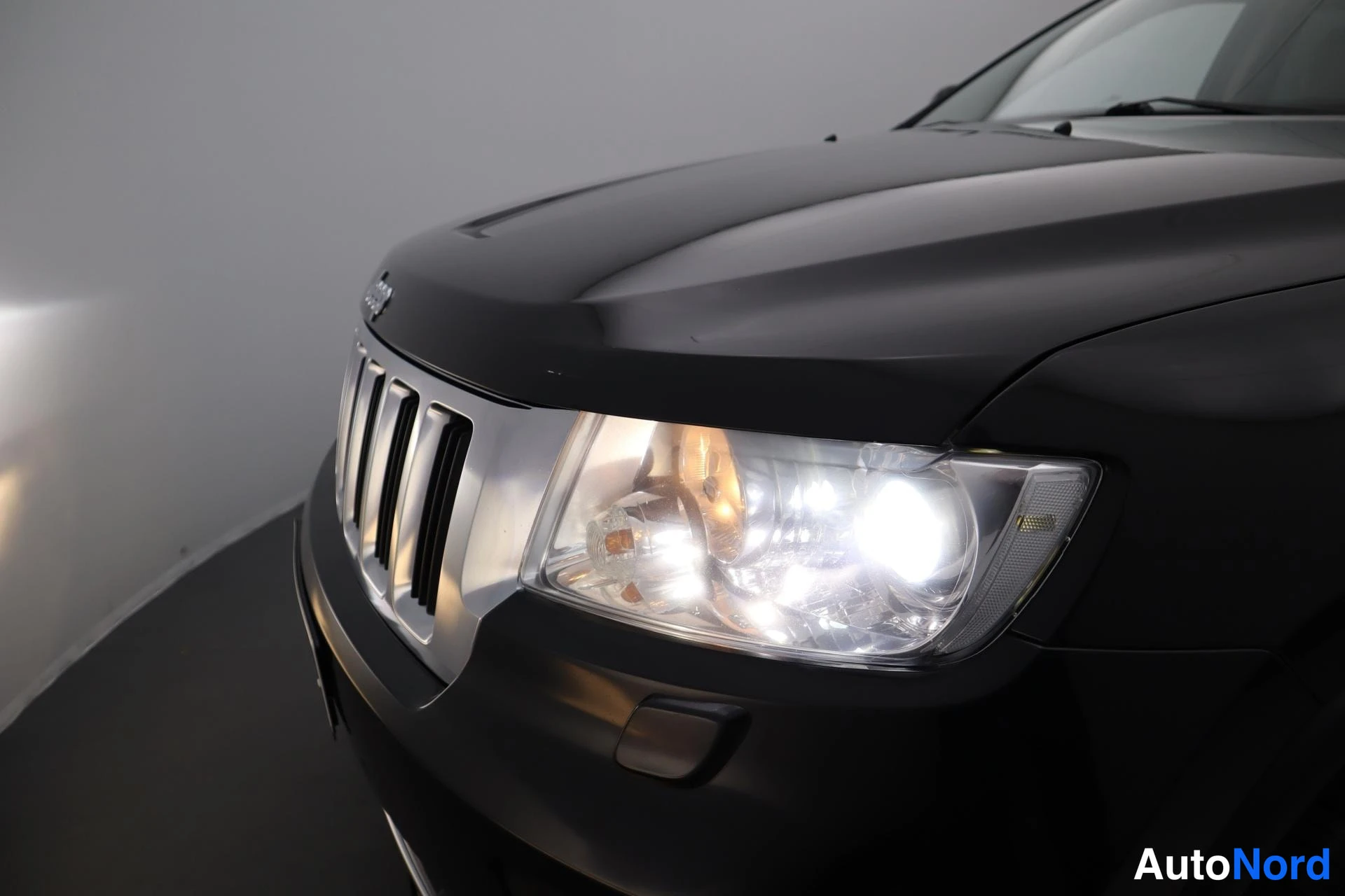 Musta Jeep Grand Cherokee 2012, edestä, kuva 2