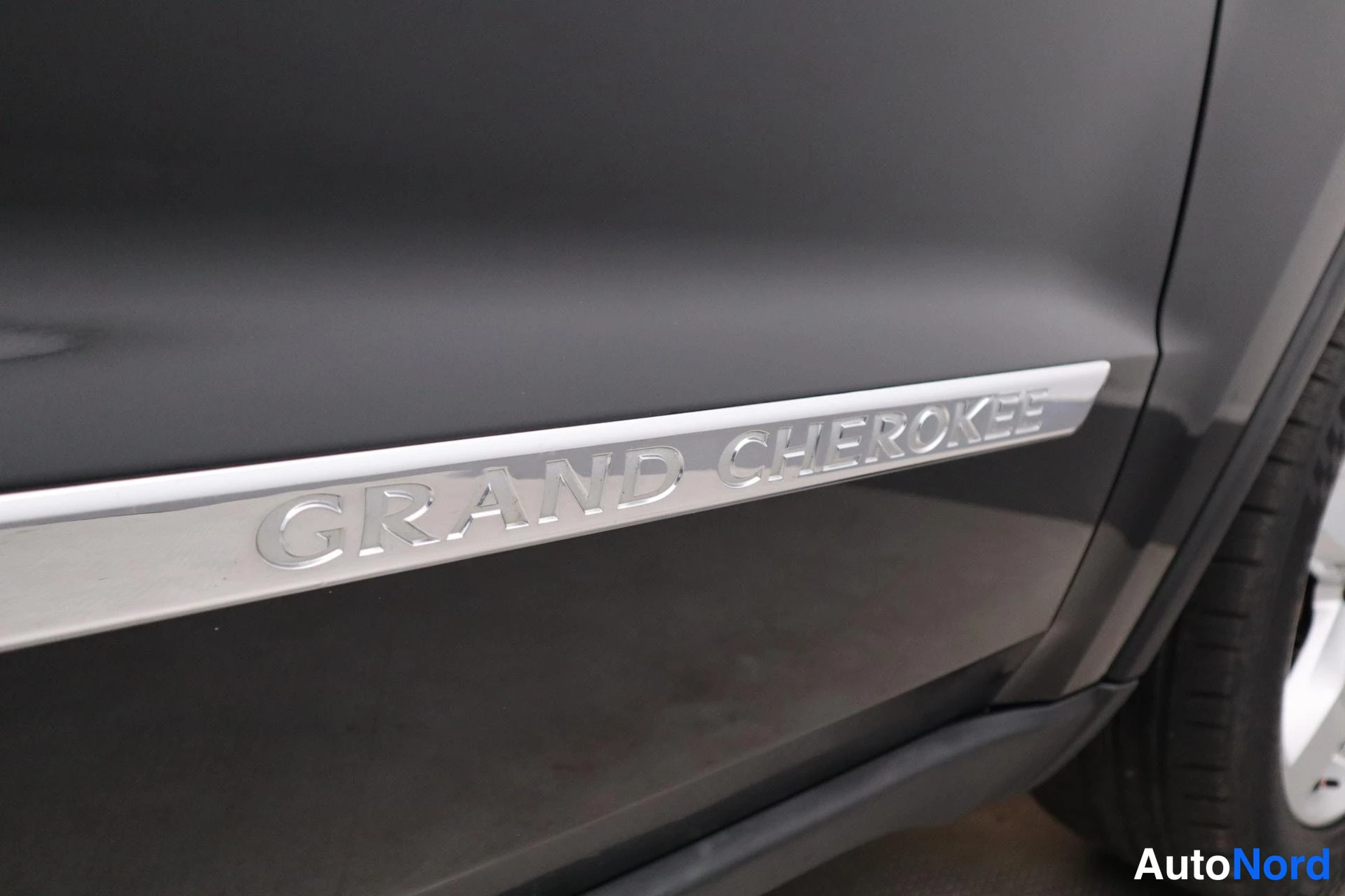 Musta Jeep Grand Cherokee 2012, sivulta, kuva 4