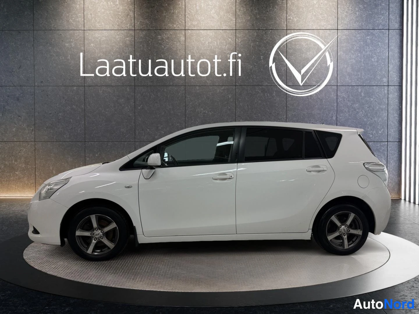 Valkoinen Toyota Verso 2011, etuviisto, keula vasemmalle, kuva 2