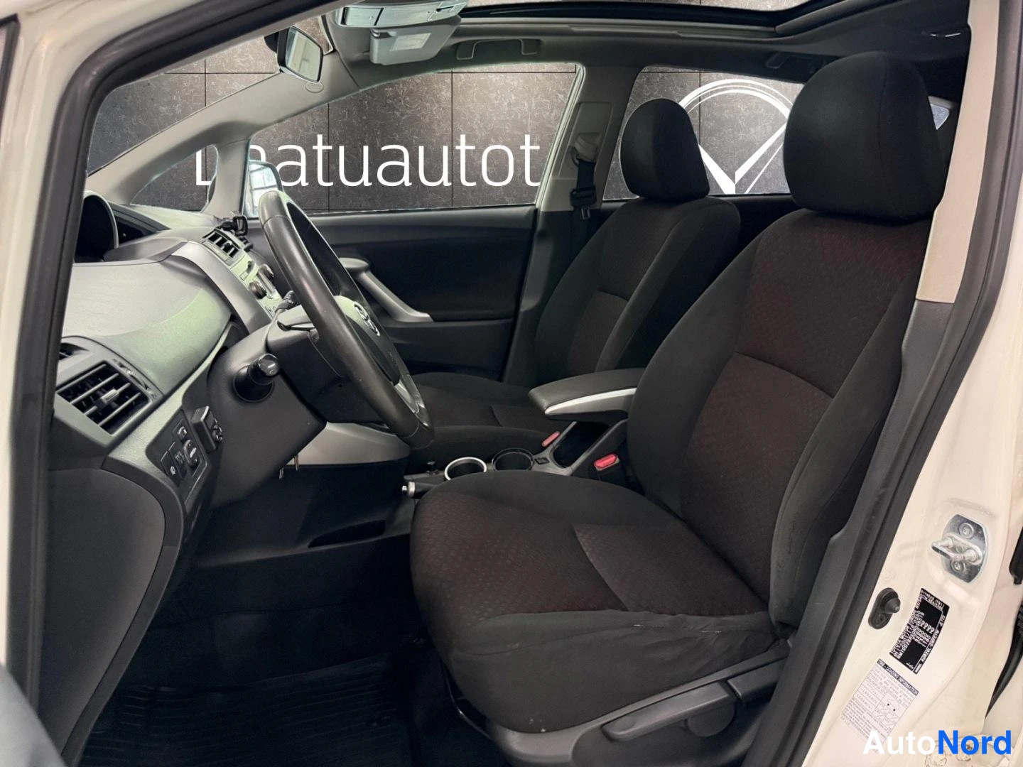 Valkoinen Toyota Verso 2011, kuva 24
