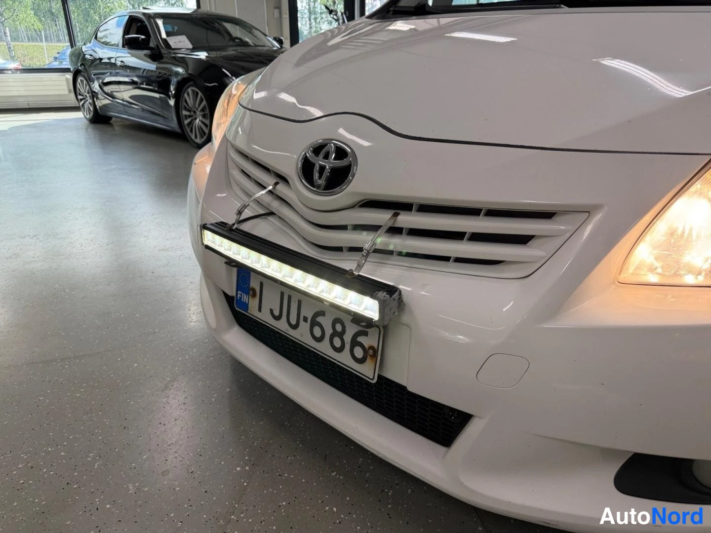 Valkoinen Toyota Verso 2011, edestä, kuva 3