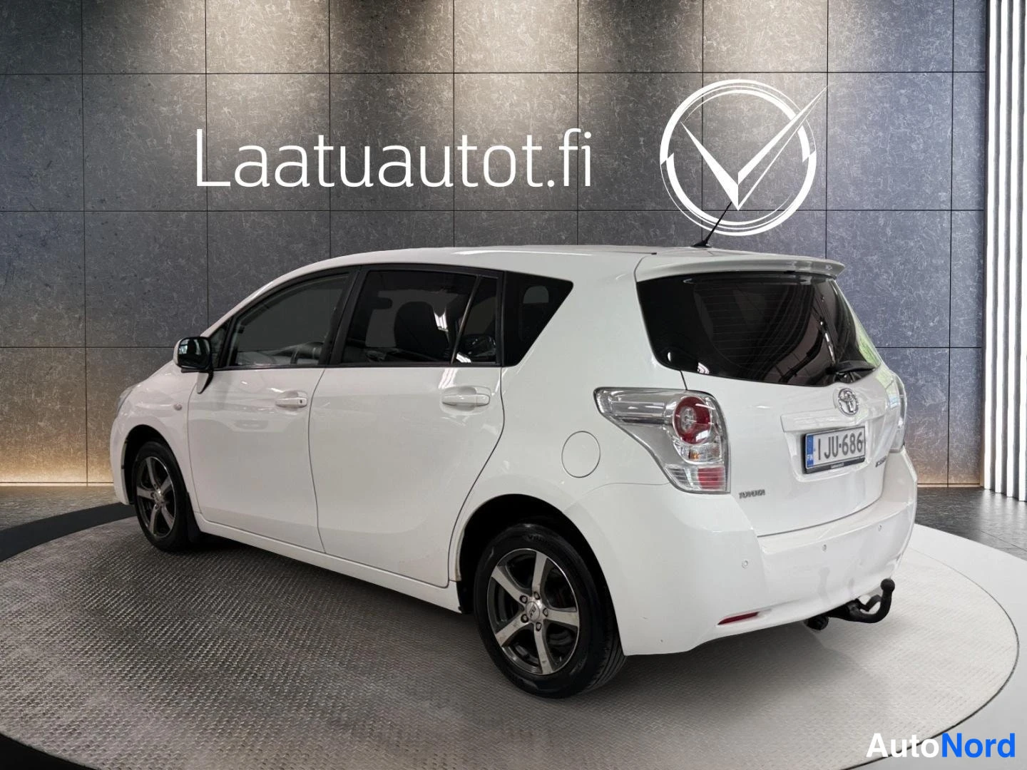 Valkoinen Toyota Verso 2011, takaviisto, kuva 4