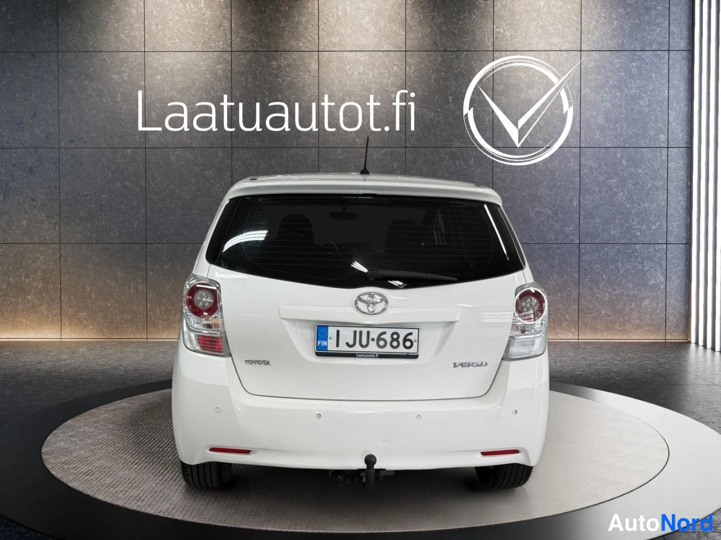Valkoinen Toyota Verso 2011, takaa, kuva 5