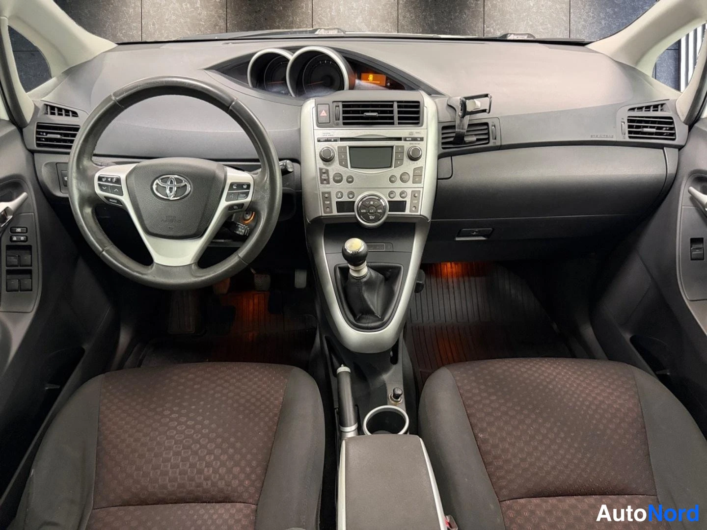 Valkoinen Toyota Verso 2011, kuva 6
