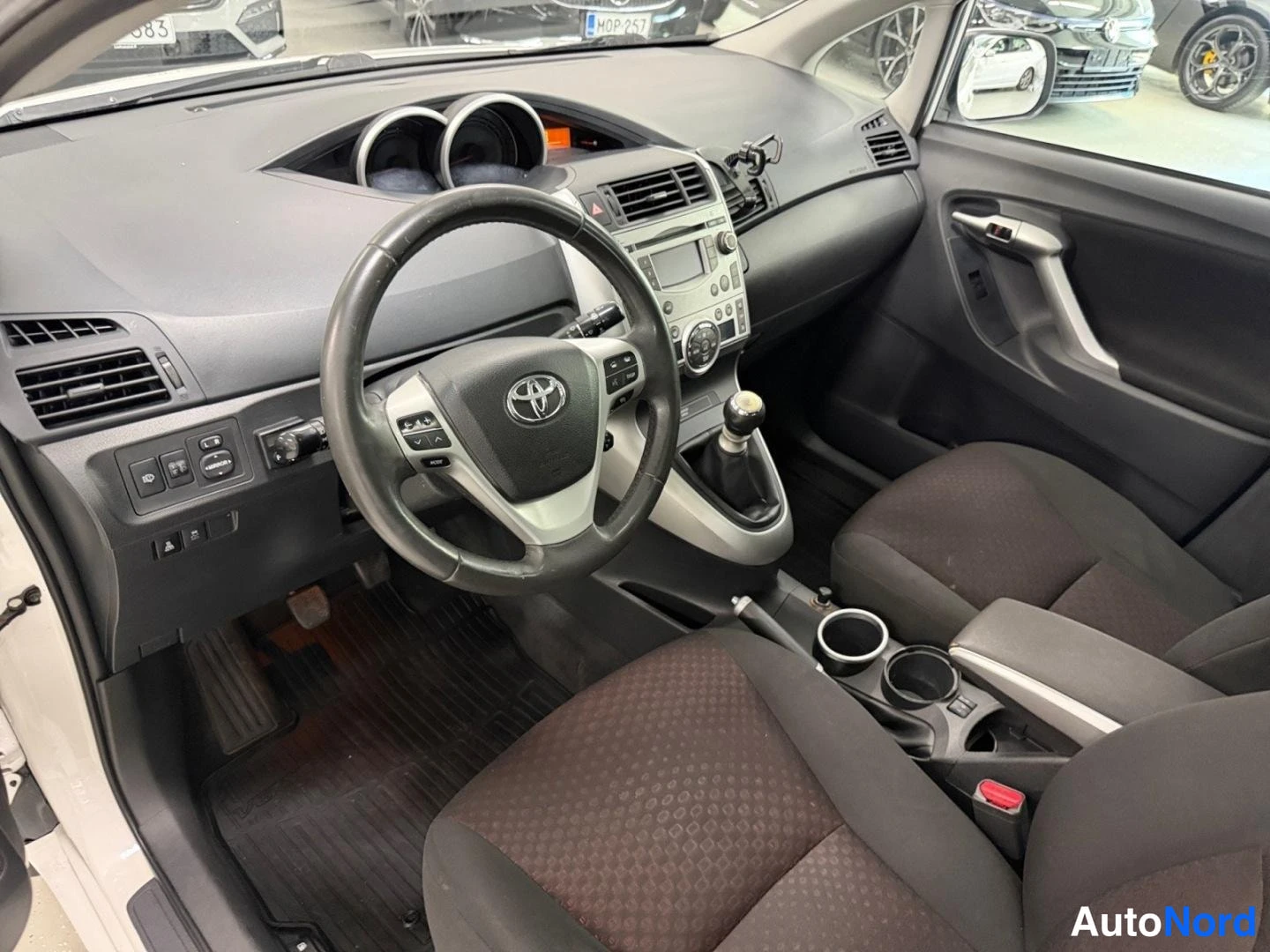 Valkoinen Toyota Verso 2011, kuva 7