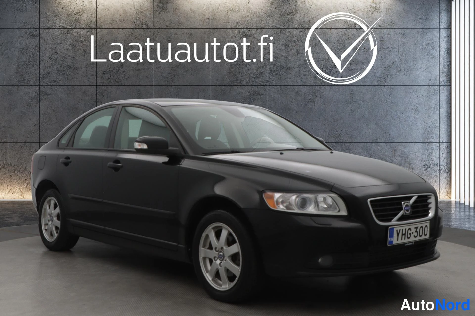 Musta Volvo S40 2008, etuviisto, keula oikealle, kuva 3