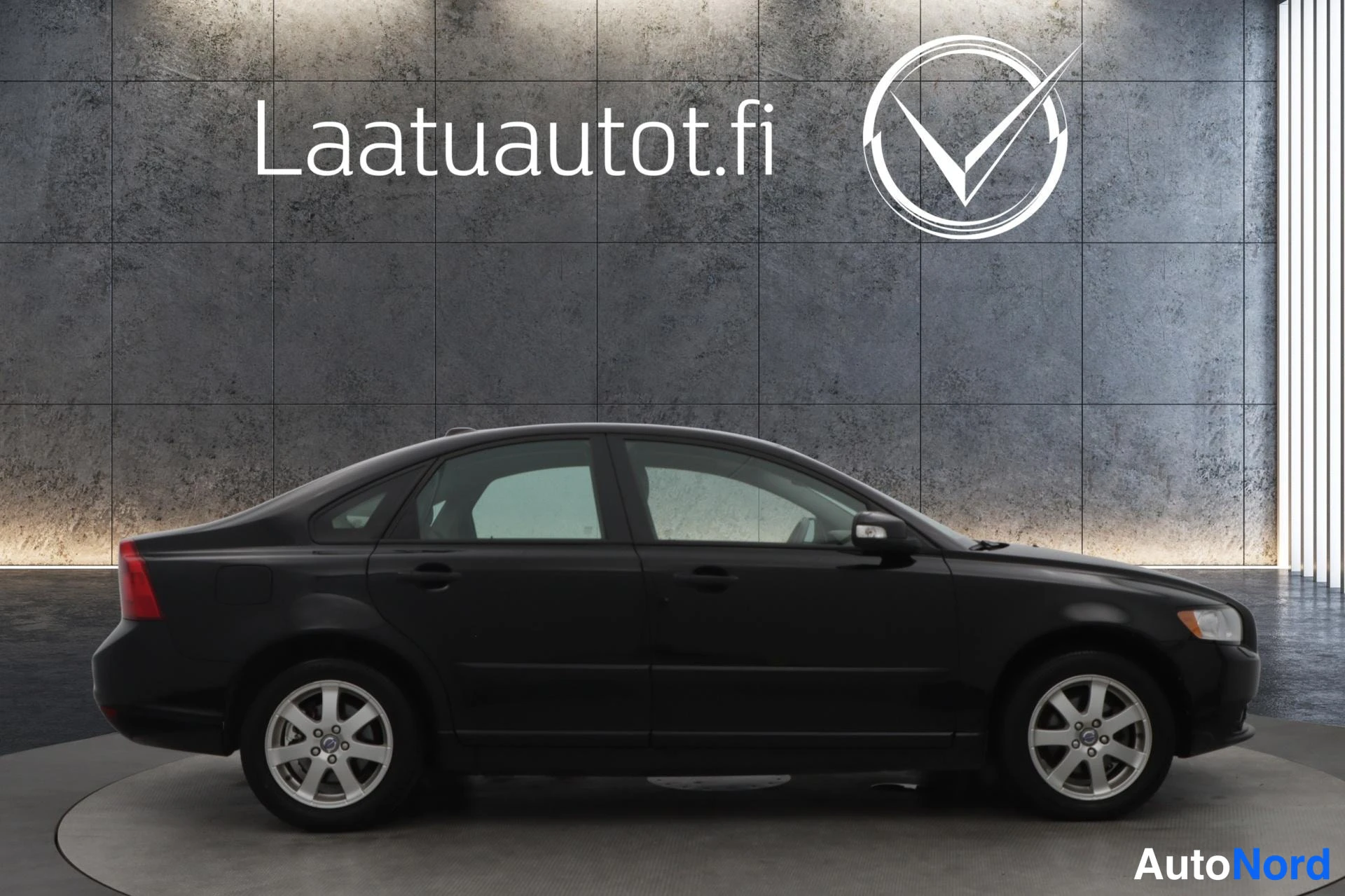 Musta Volvo S40 2008, sivulta, kuva 5