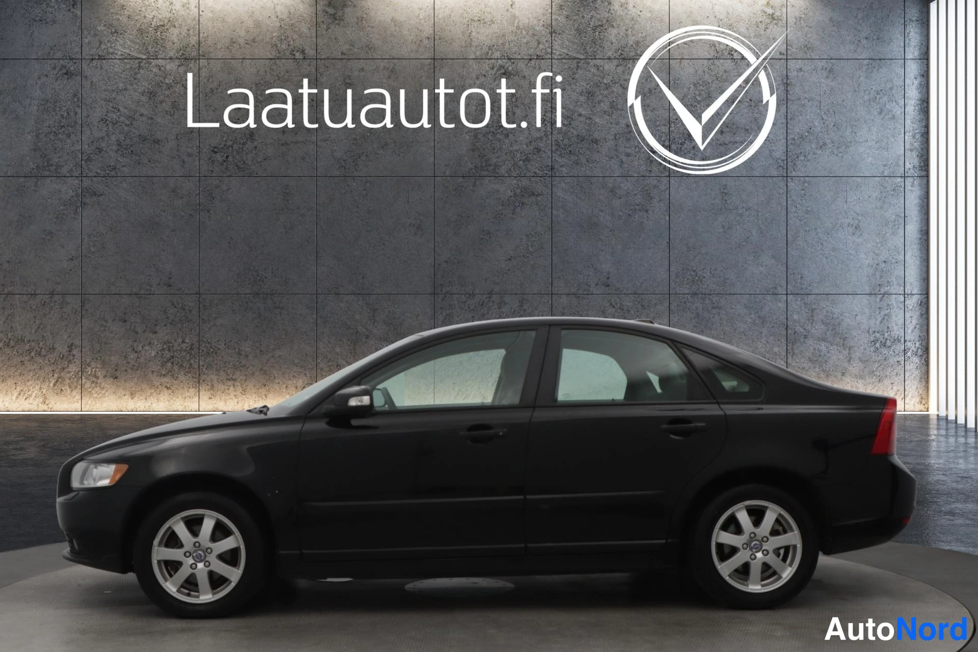 Musta Volvo S40 2008, etuviisto, keula vasemmalle, kuva 2
