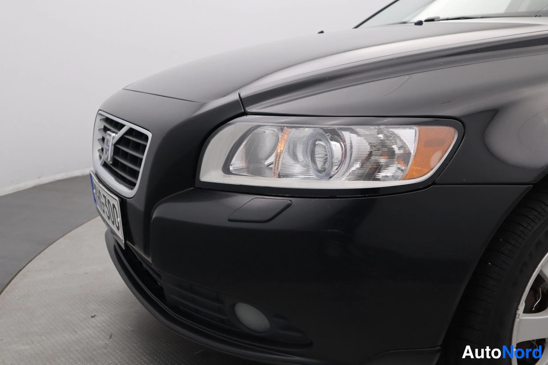 Musta Volvo S40 2008, edestä, kuva 4
