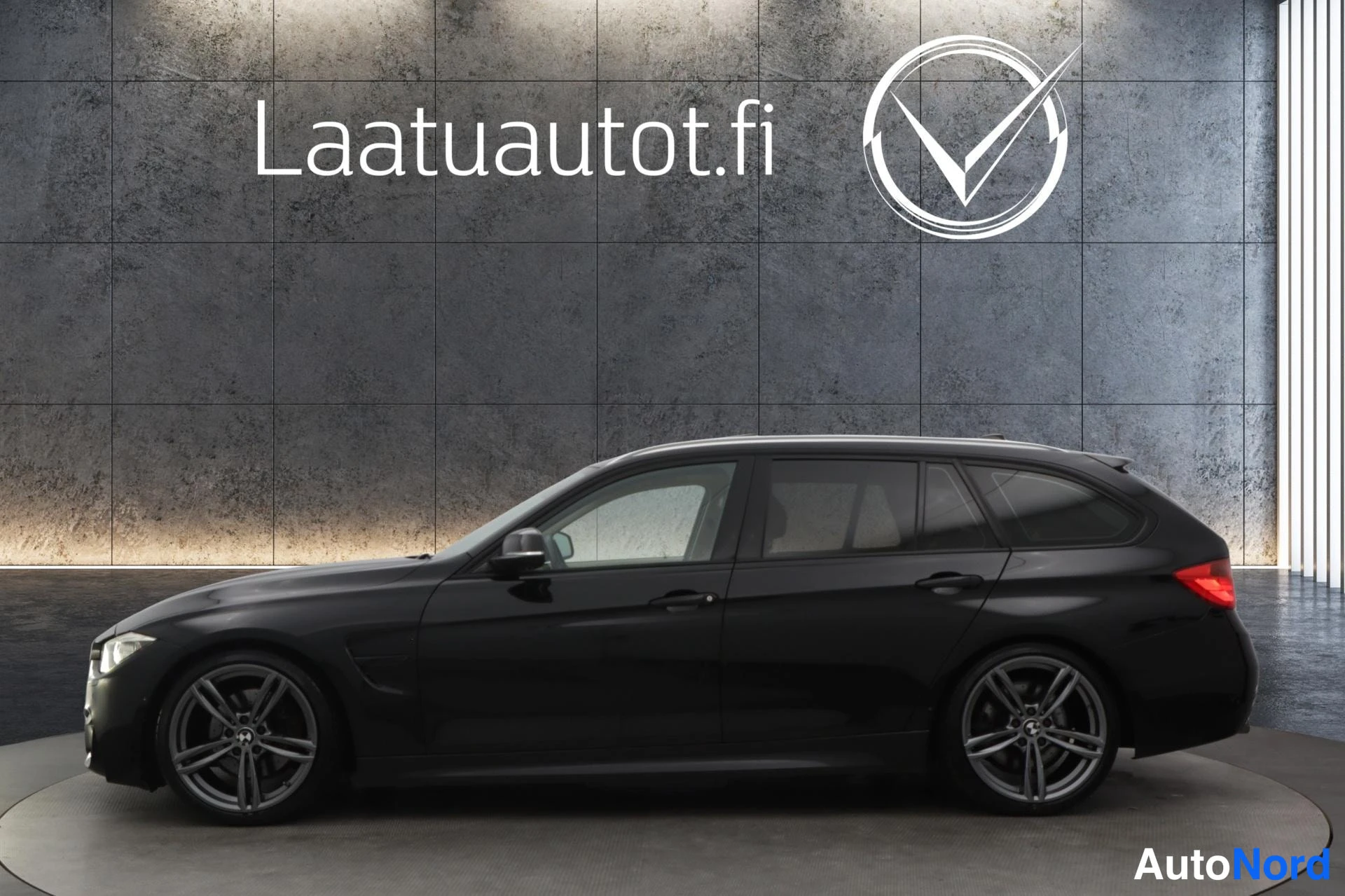 Musta BMW 330d 2012, etuviisto, keula vasemmalle, kuva 2