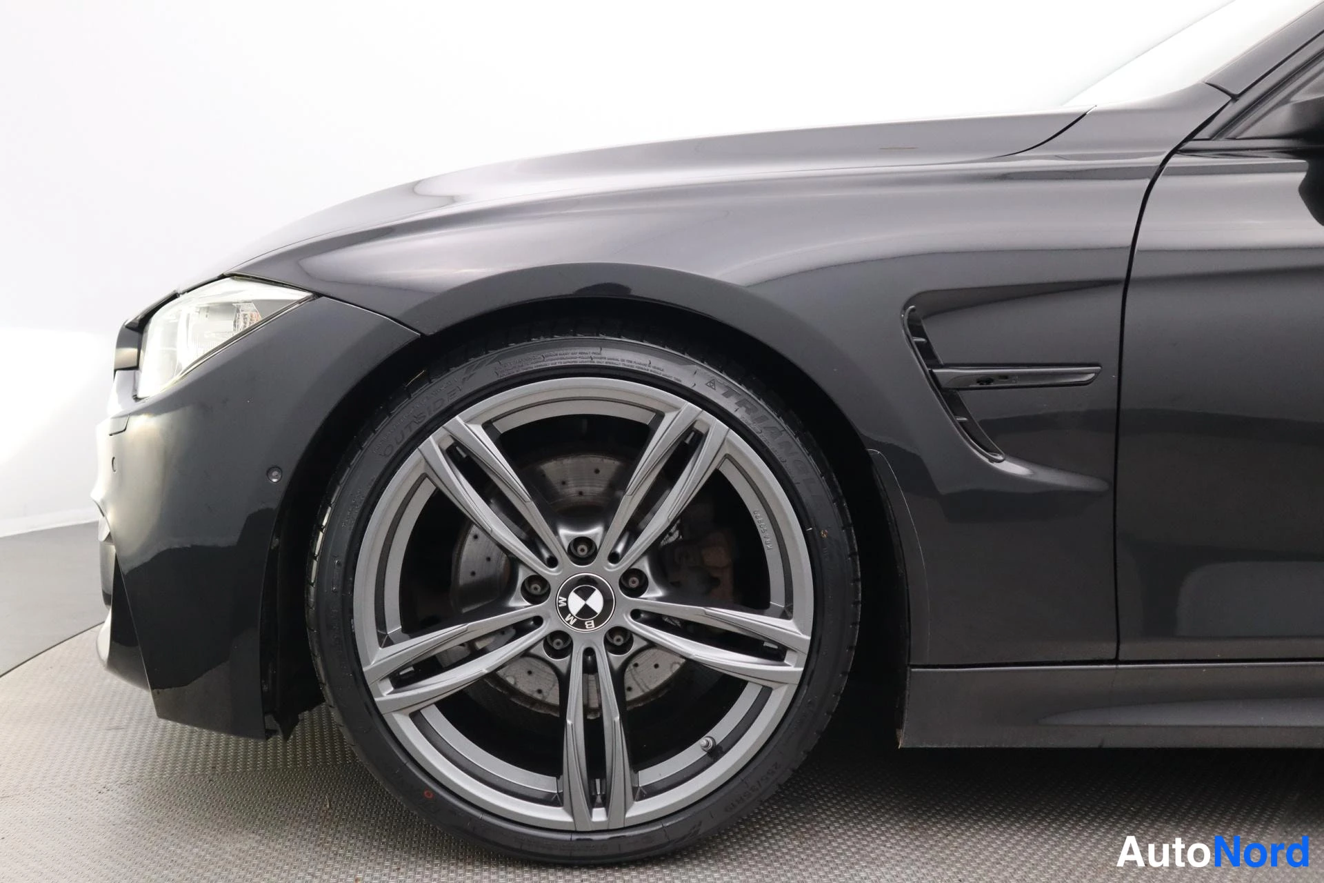 Musta BMW 330d 2012, edestä, kuva 4