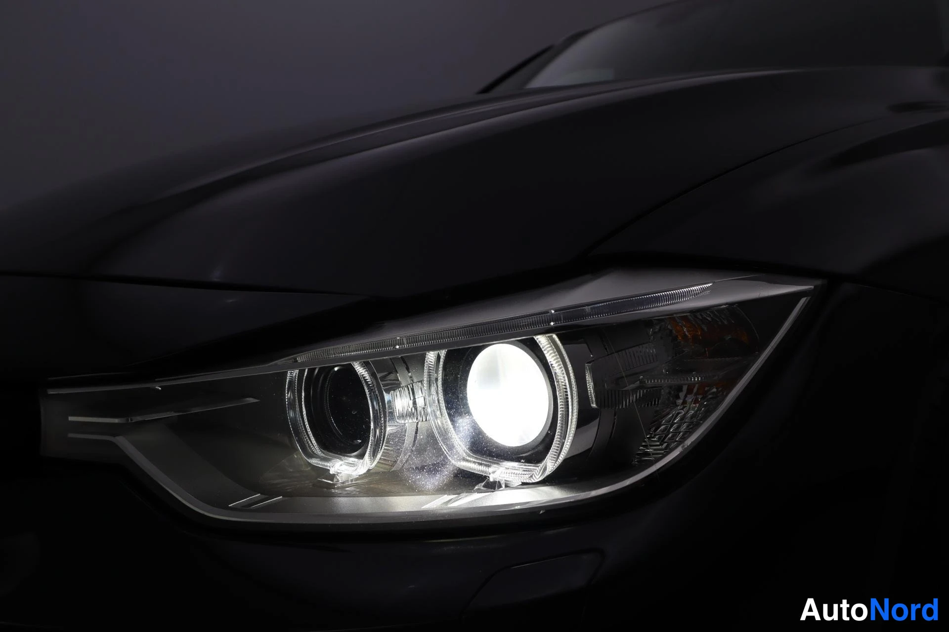 Musta BMW 330d 2012, edestä, kuva 5