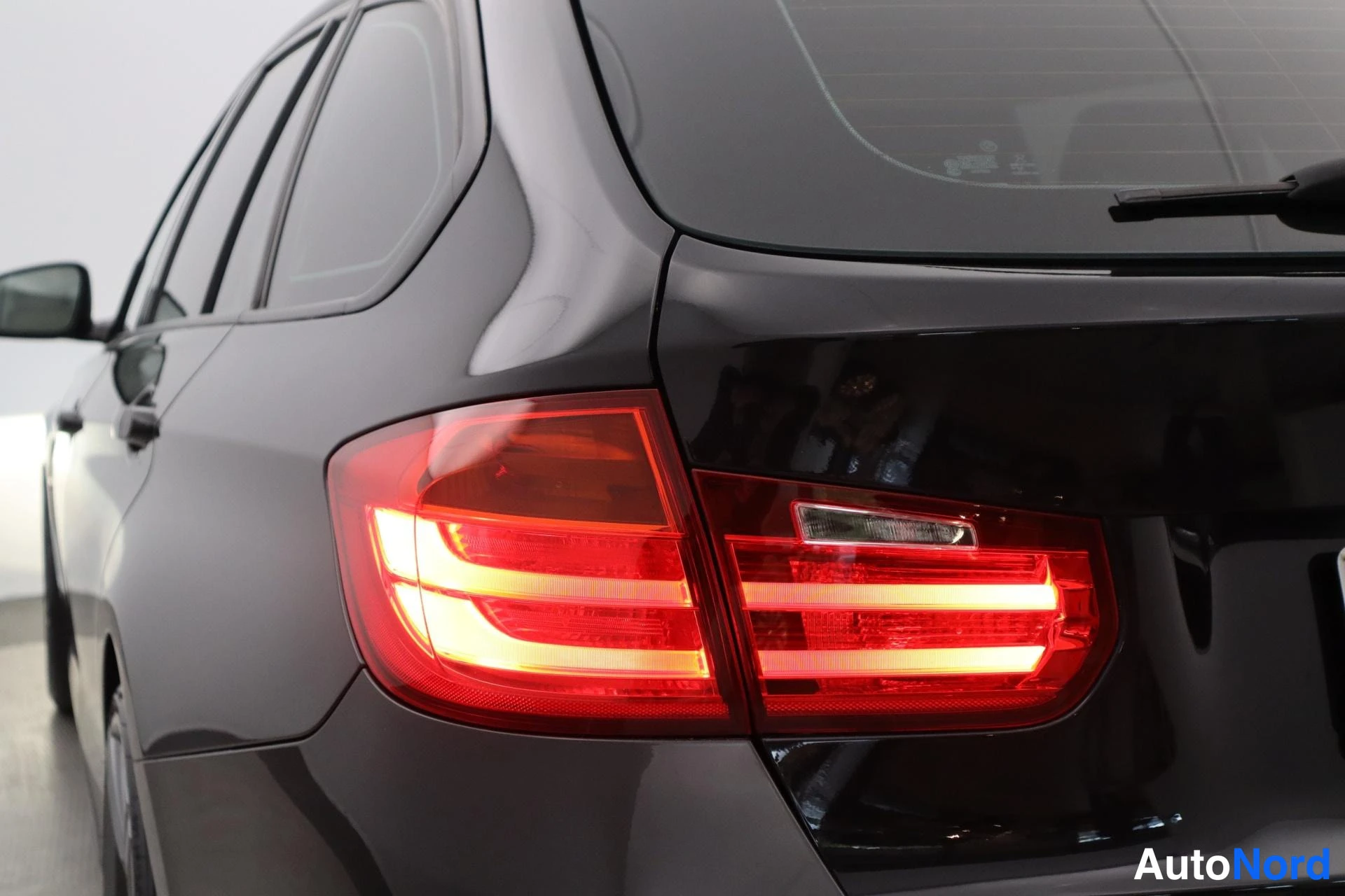 Musta BMW 330d 2012, takaviisto, kuva 9