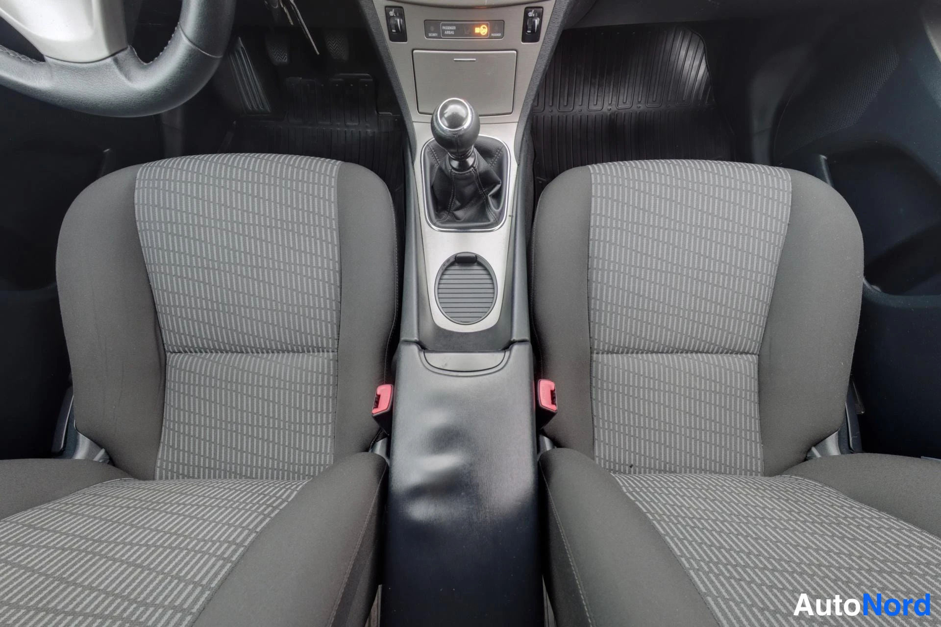 Harmaa Toyota Avensis 2011, kuva 12