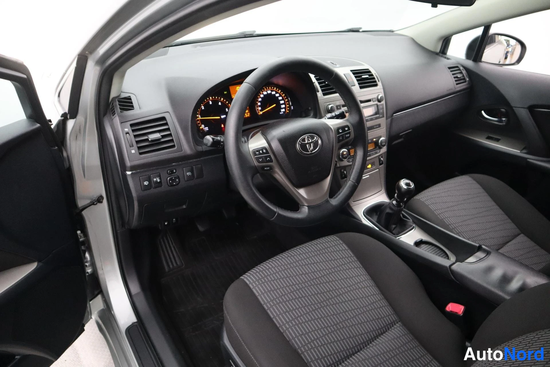 Harmaa Toyota Avensis 2011, kuva 14