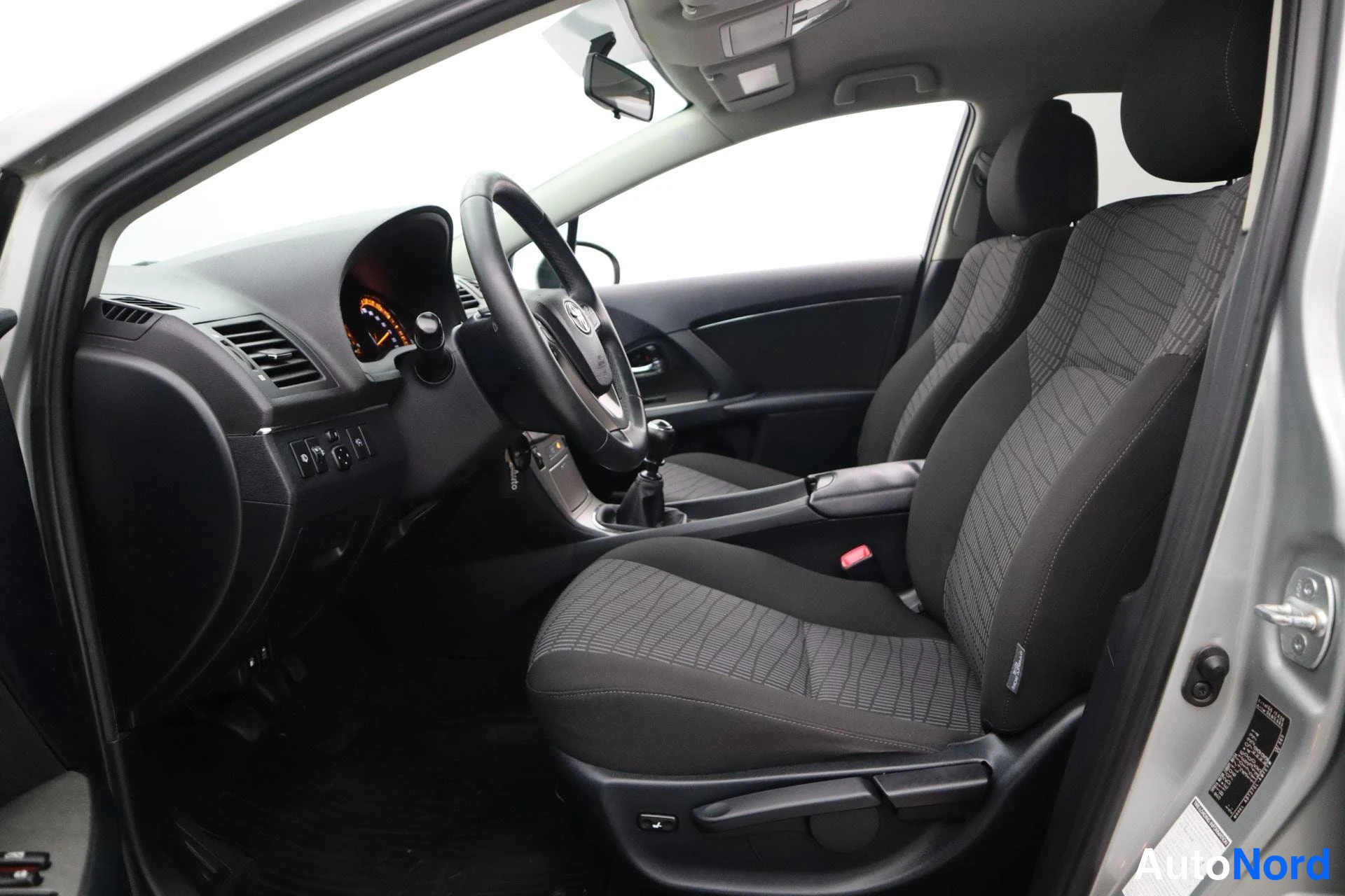 Harmaa Toyota Avensis 2011, kuva 23