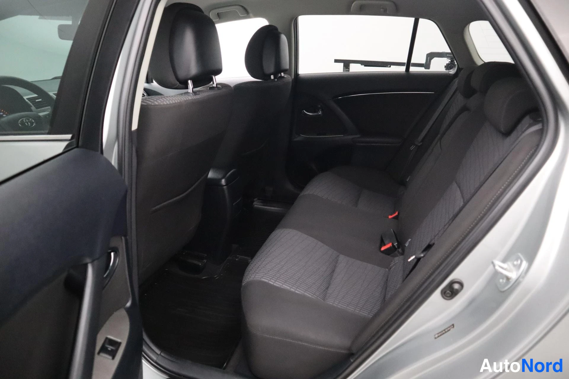 Harmaa Toyota Avensis 2011, kuva 24