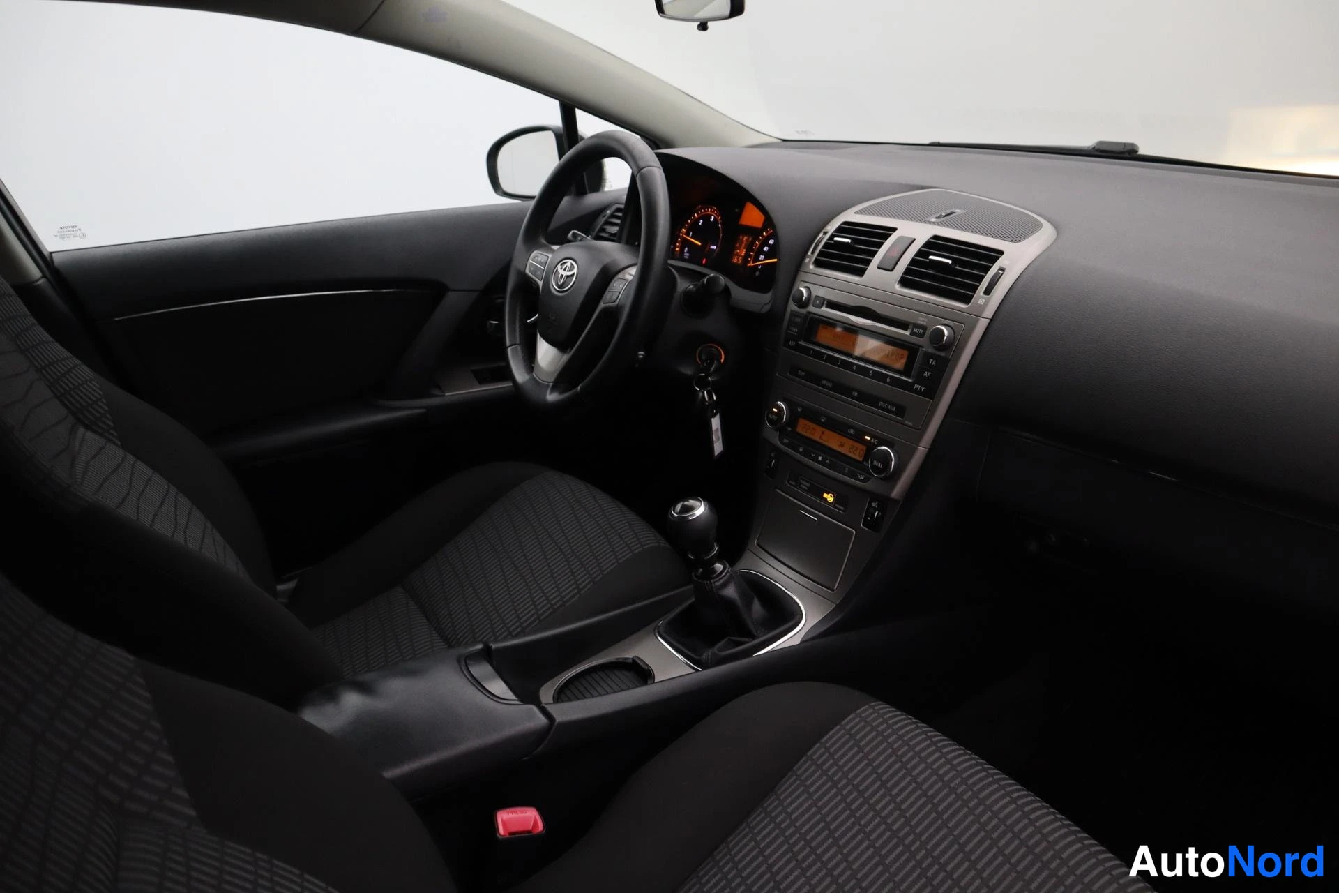 Harmaa Toyota Avensis 2011, etuistuimet, kuva 5