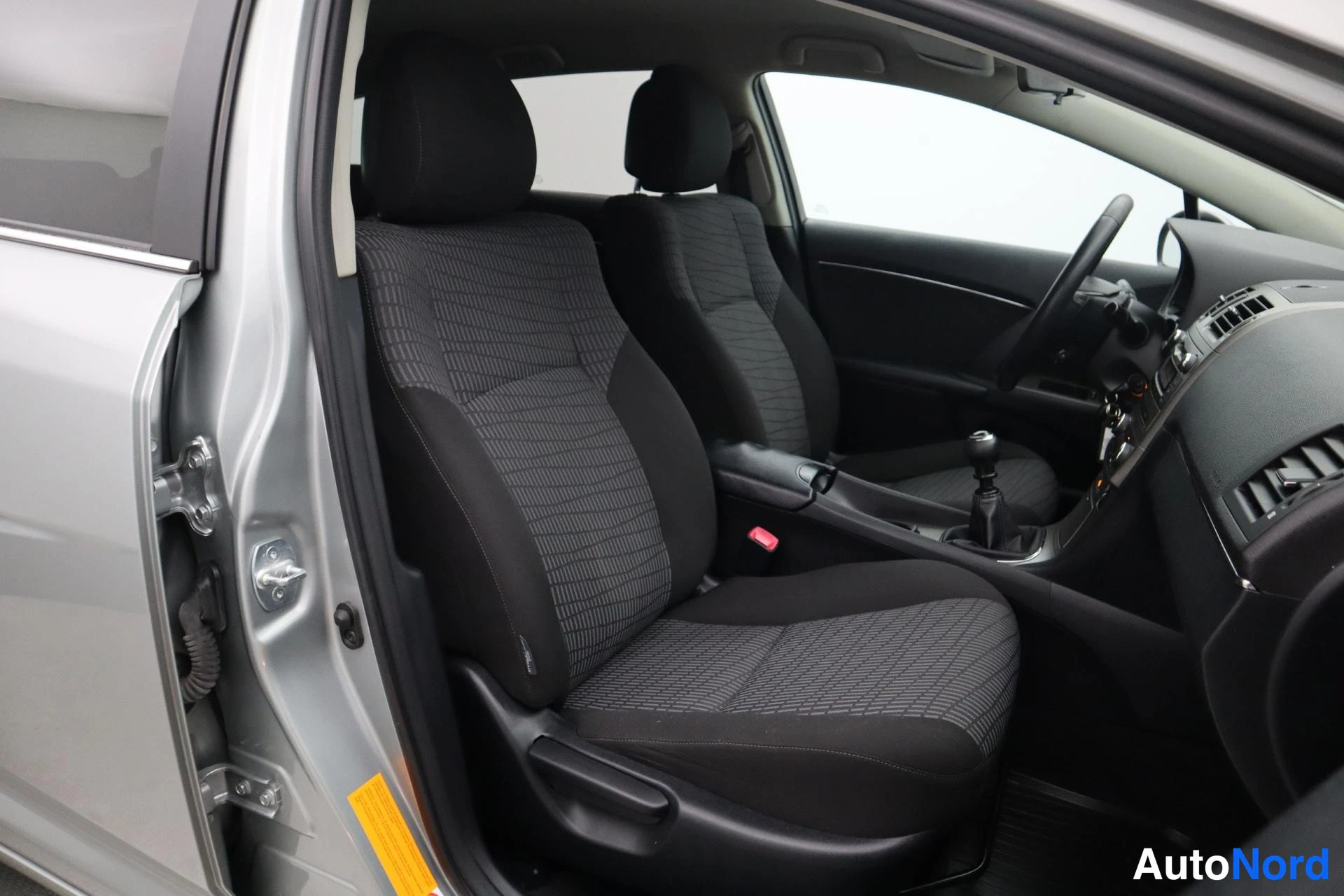 Harmaa Toyota Avensis 2011, etuistuimet, kuva 6