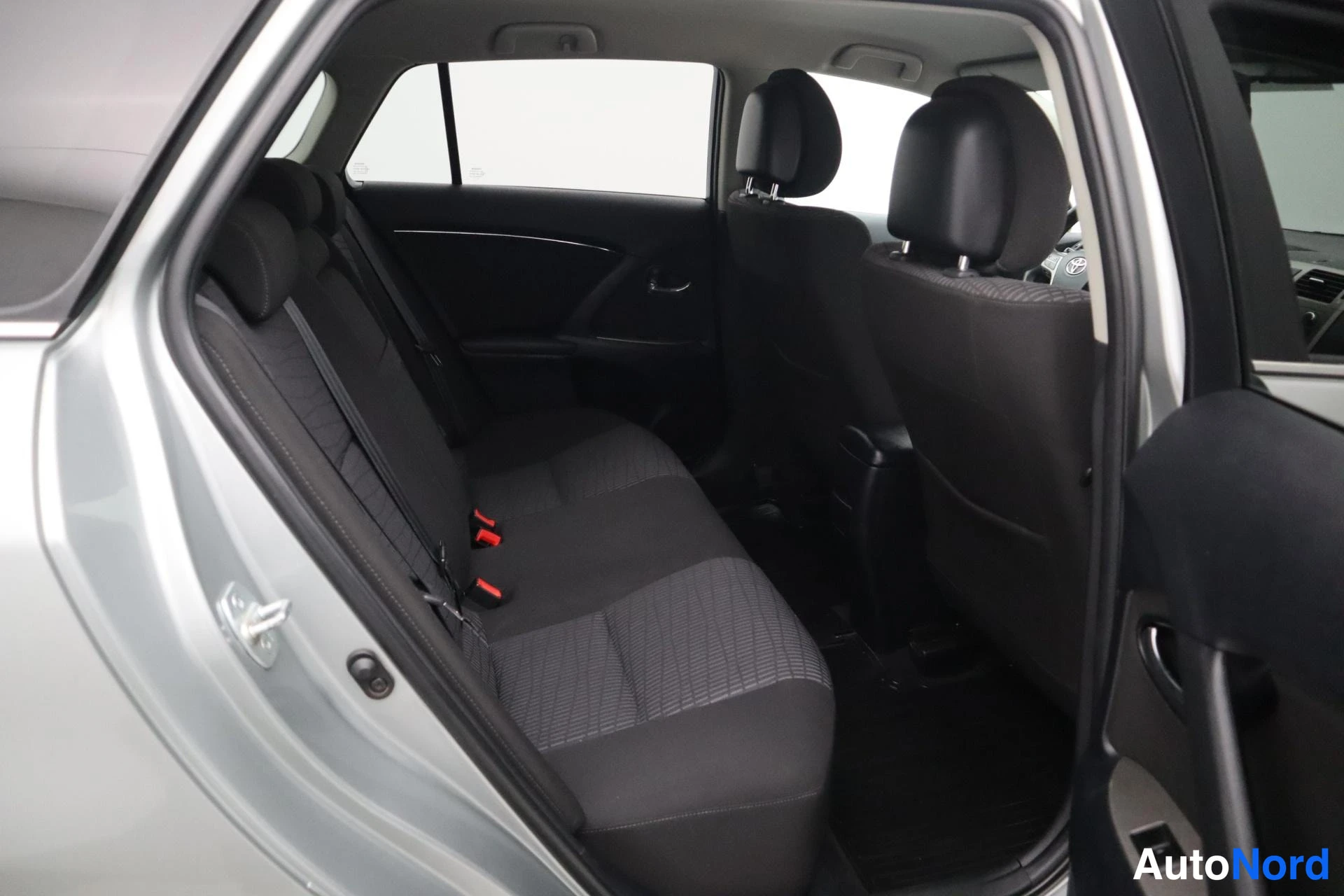 Harmaa Toyota Avensis 2011, takaistuimet, kuva 7