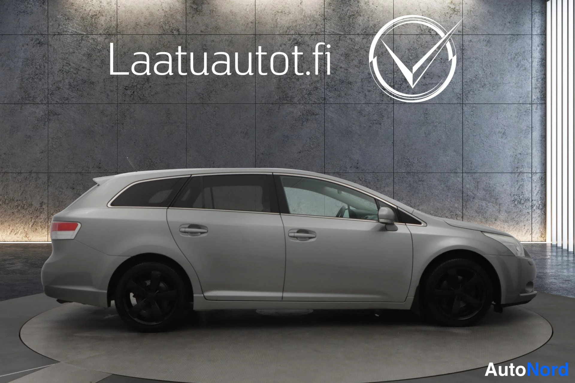 Harmaa Toyota Avensis 2011, sivulta, kuva 3