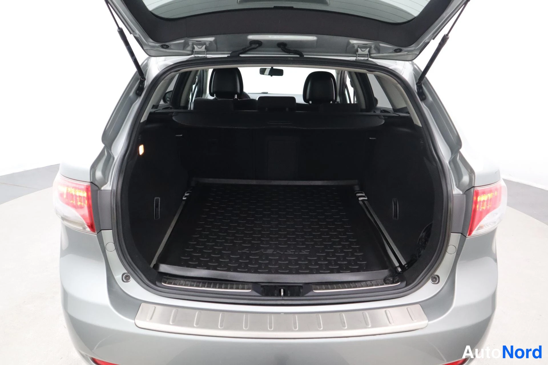 Harmaa Toyota Avensis 2011, takaa, kuva 4