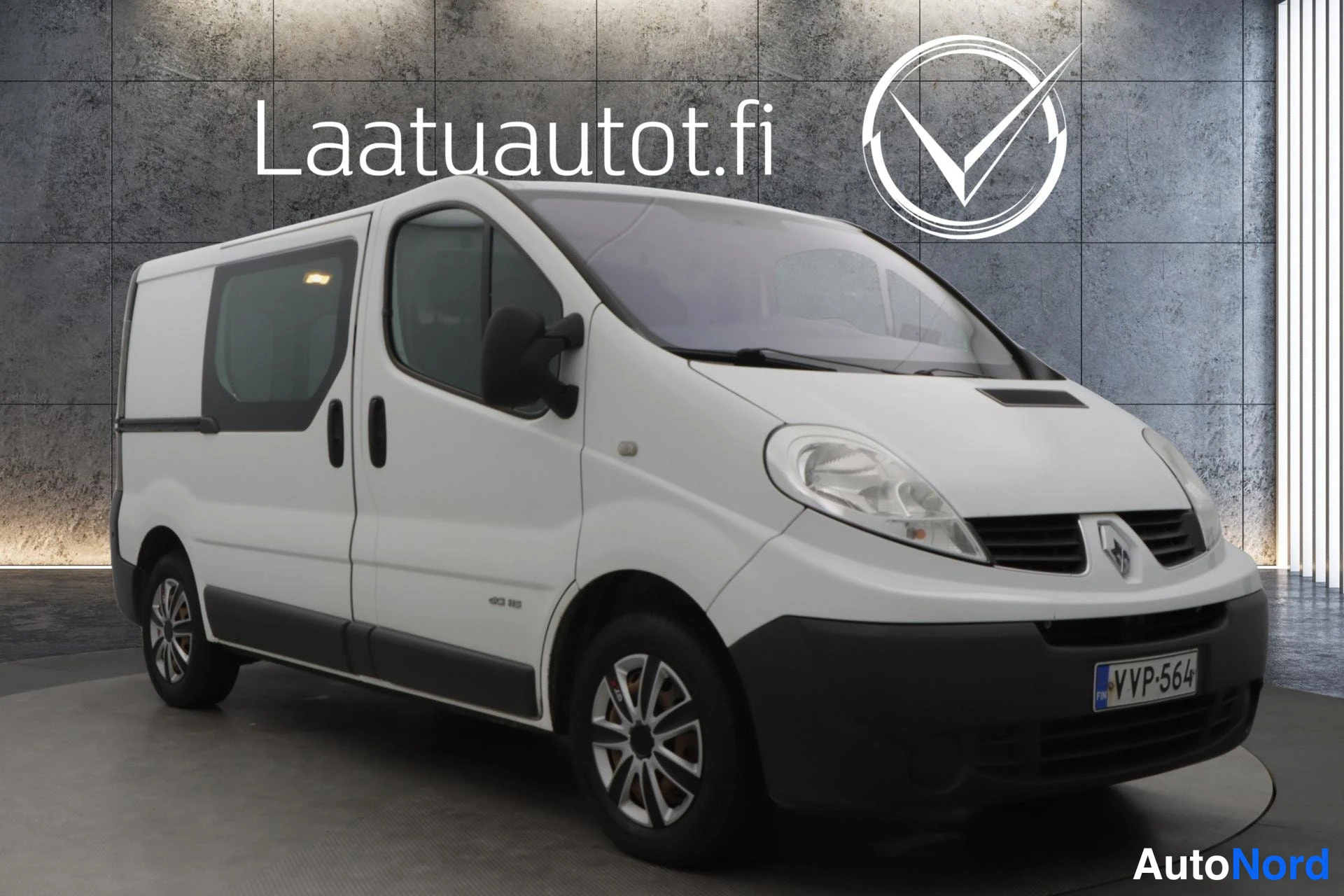 Valkoinen Renault Trafic 2011, etuviisto, keula oikealle, kuva 2
