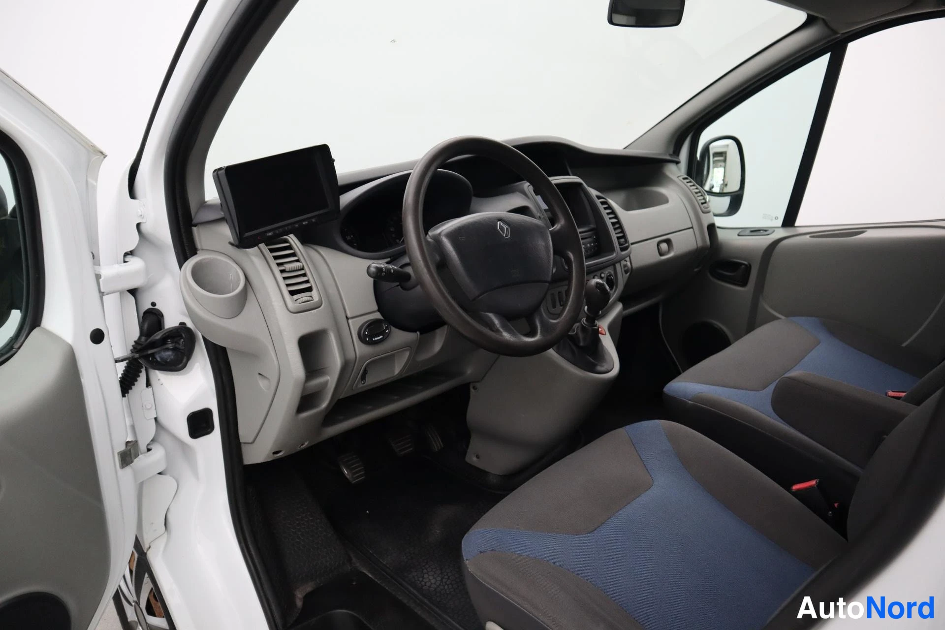 Valkoinen Renault Trafic 2011, kuva 11