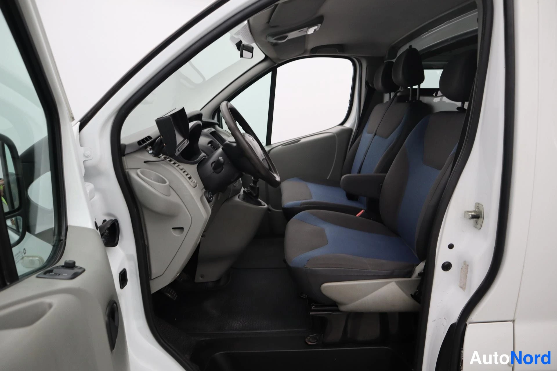 Valkoinen Renault Trafic 2011, kuva 12